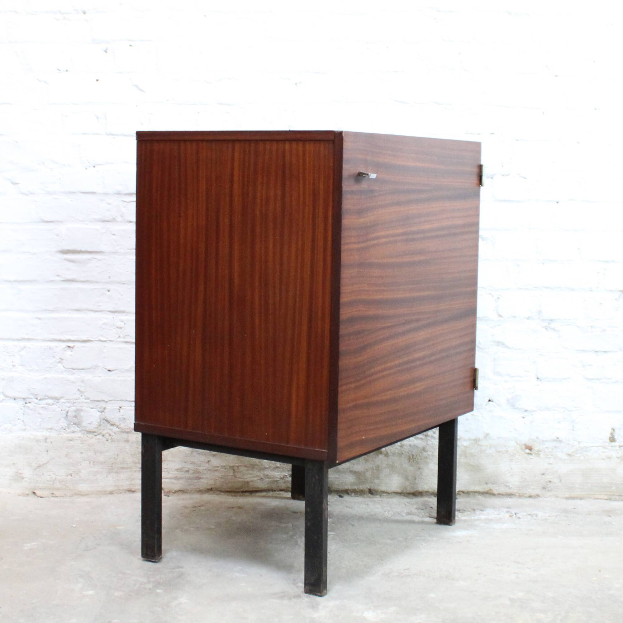 Meuble de rangement "660" par Pierre Guariche pour Meurop 1961