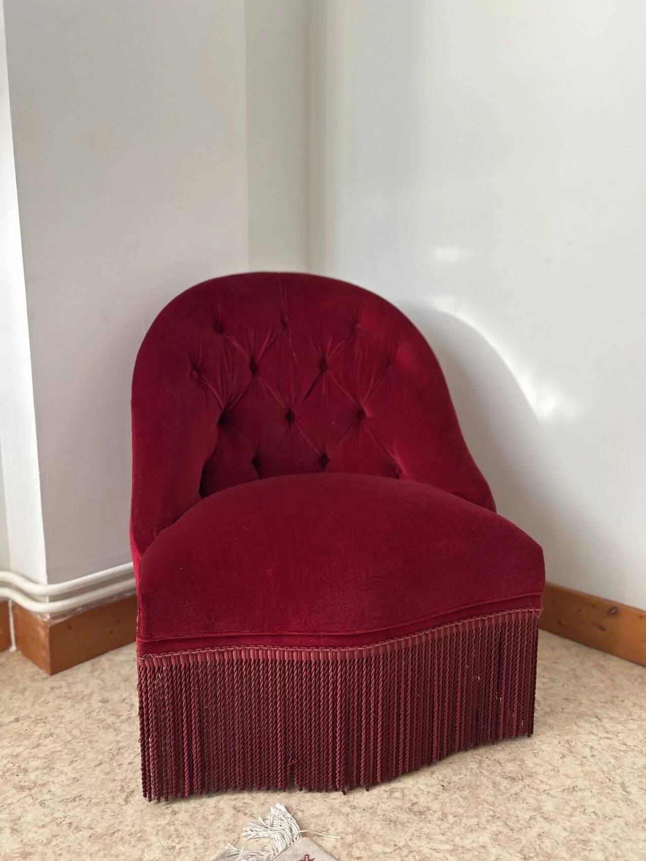 Burgundy velvet armchair – tufted – timeless charm