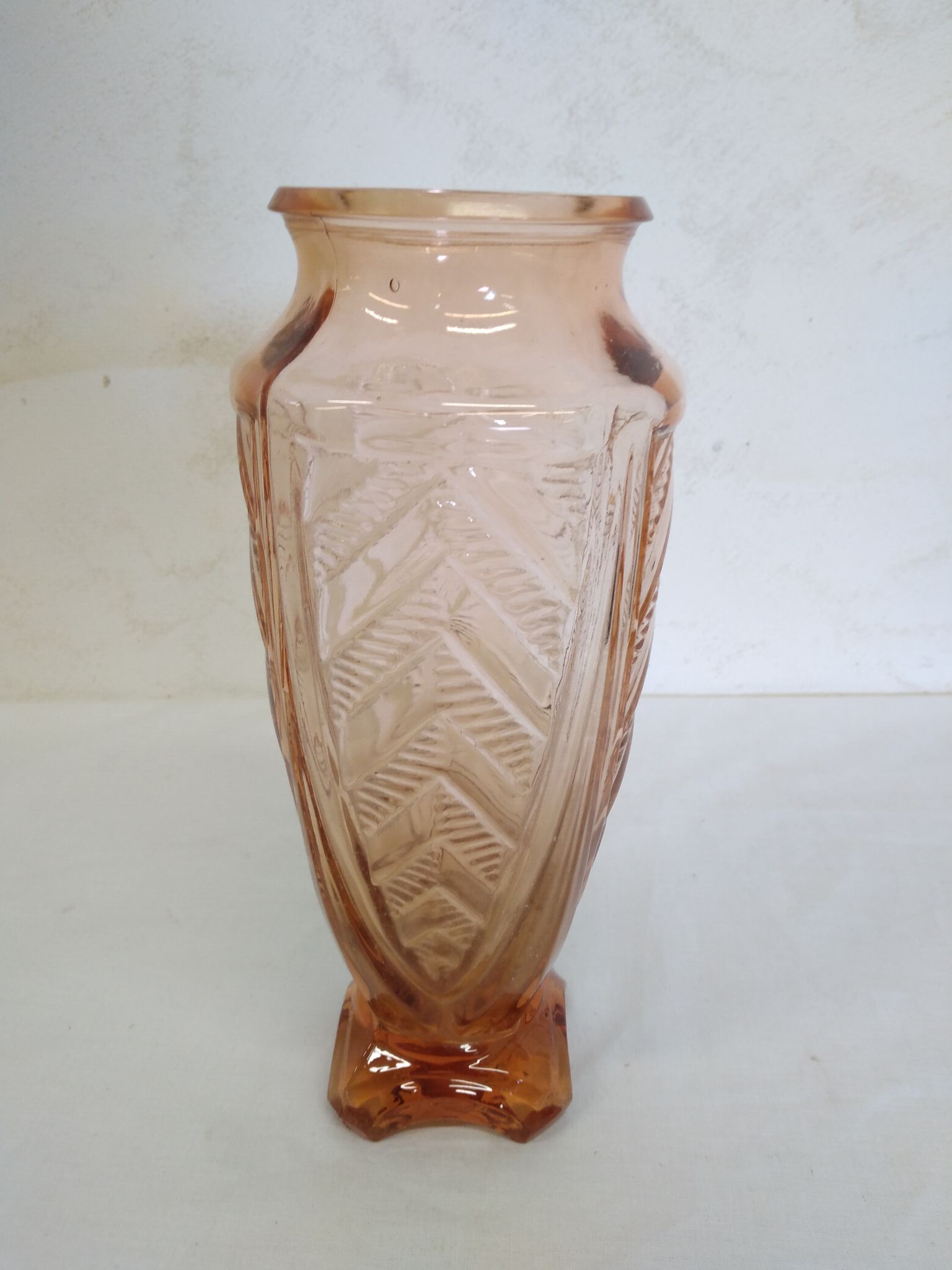 Vase en verre soufflé rose art déco