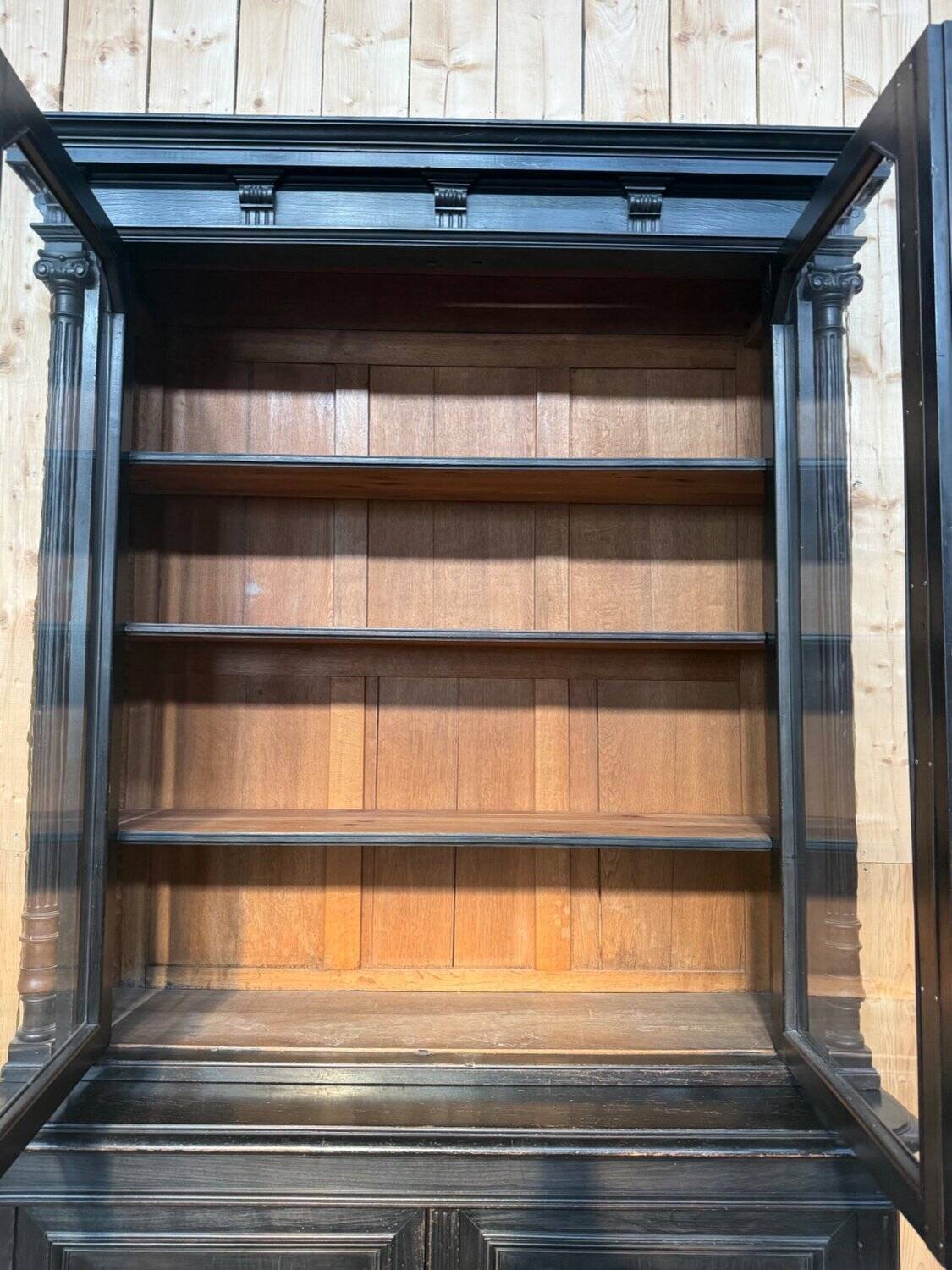 Buffet deux corps vitré – Époque Napoléon III – Bois ébonisé – XIXe siècle