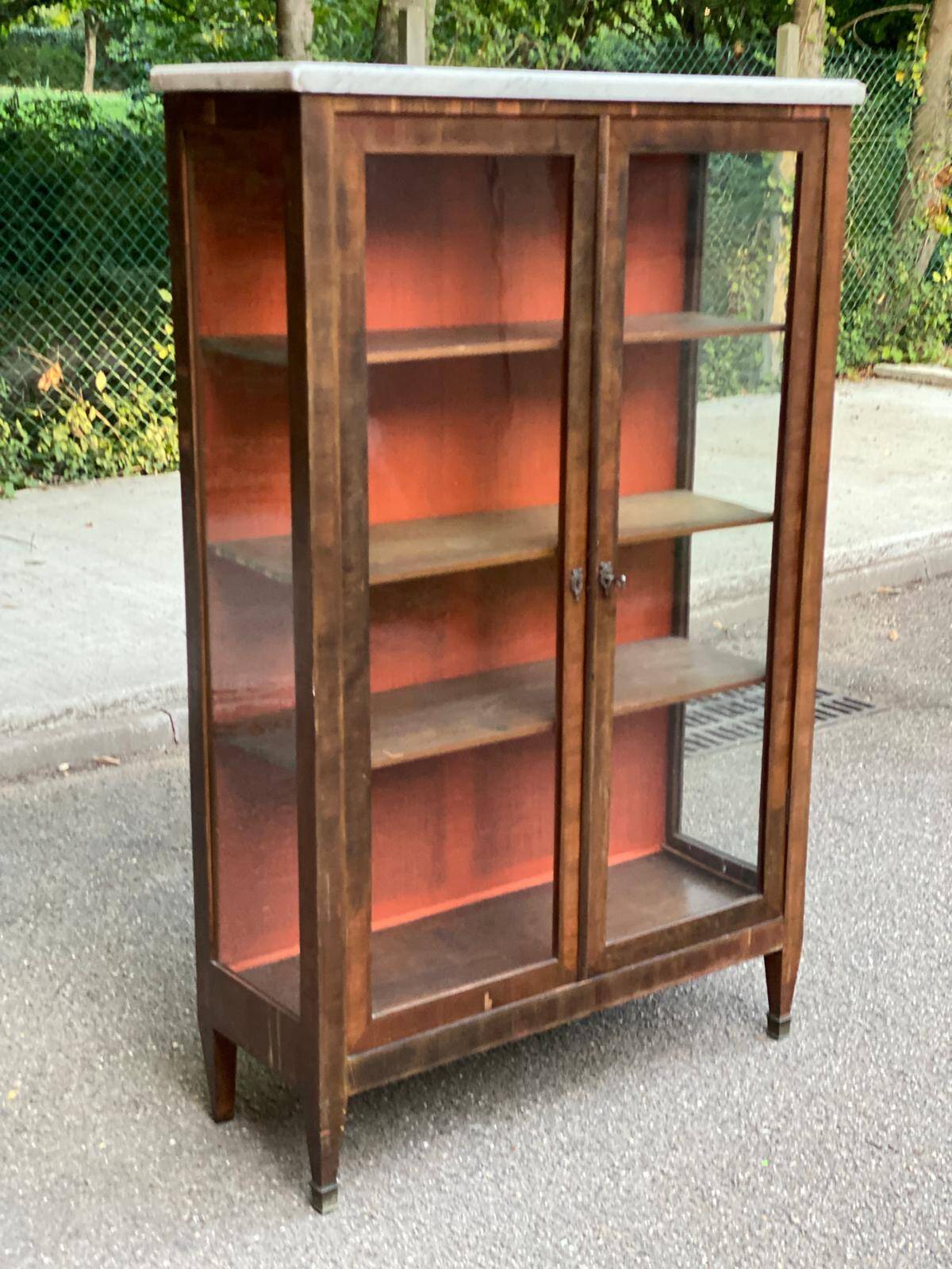 Louis XVI display cabinet in wood and marble from the 19th century.