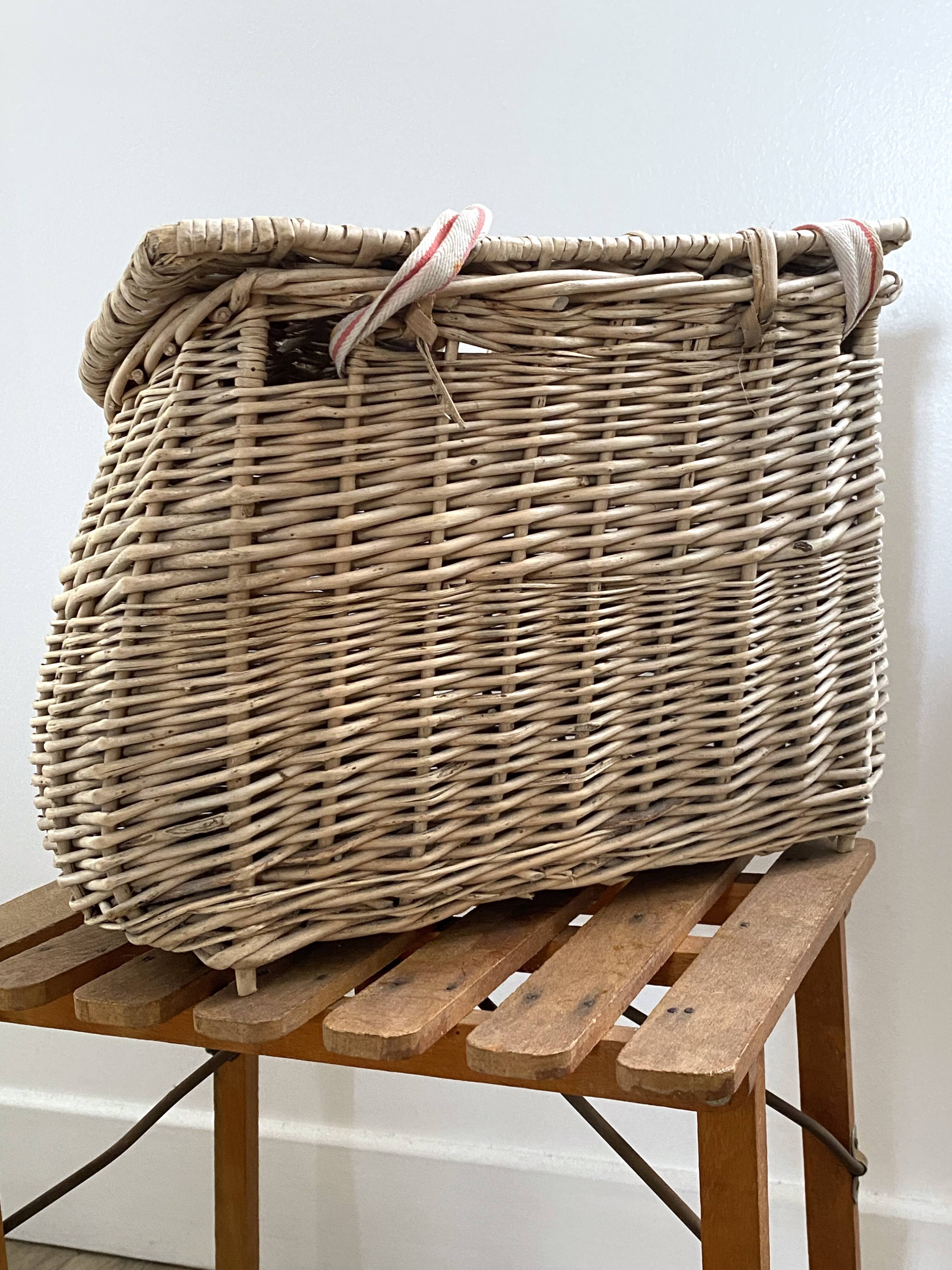 Walking fishing basket