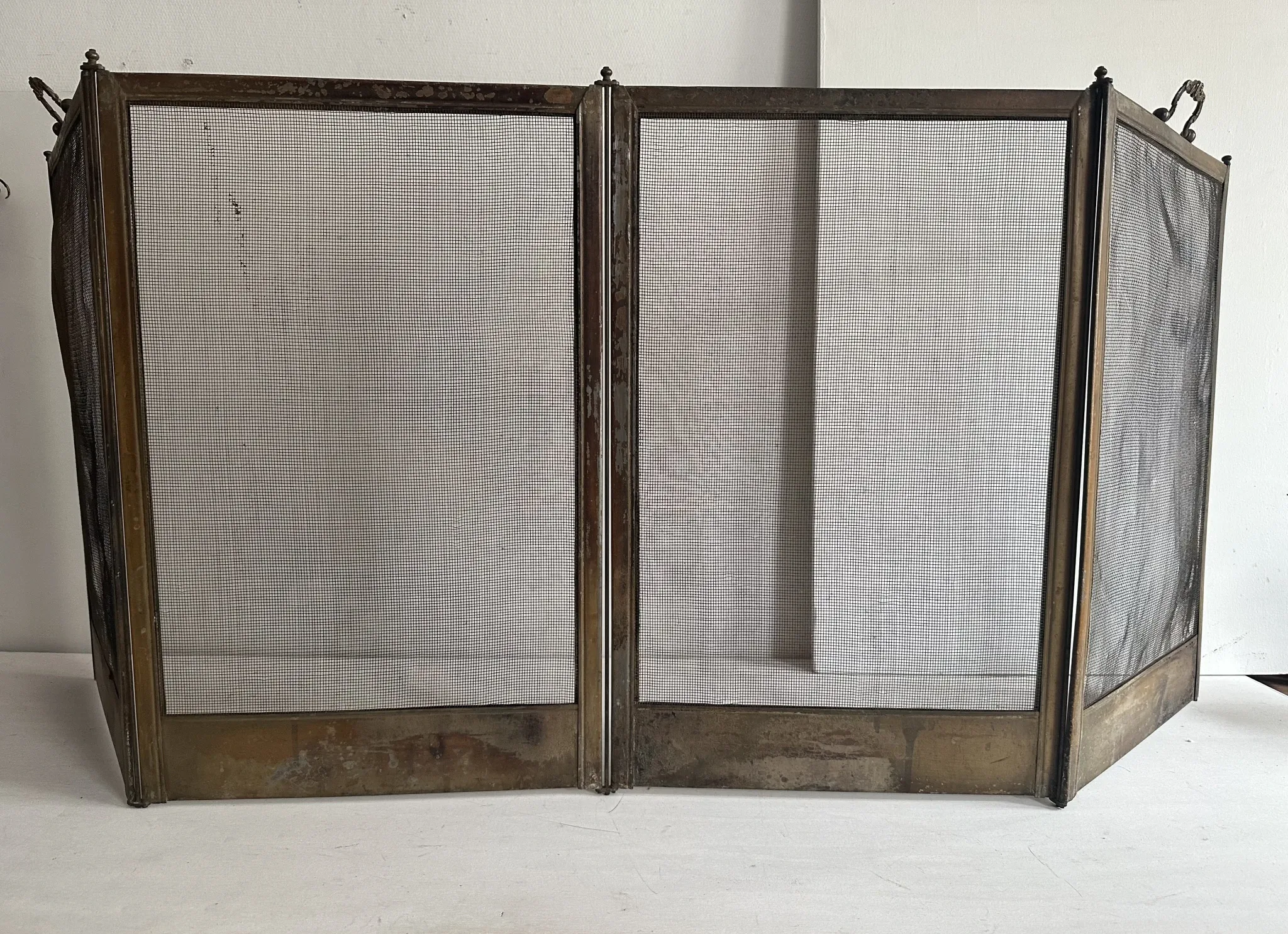 Antique brass and iron mesh spark guard with 4 panels – Early 20th century