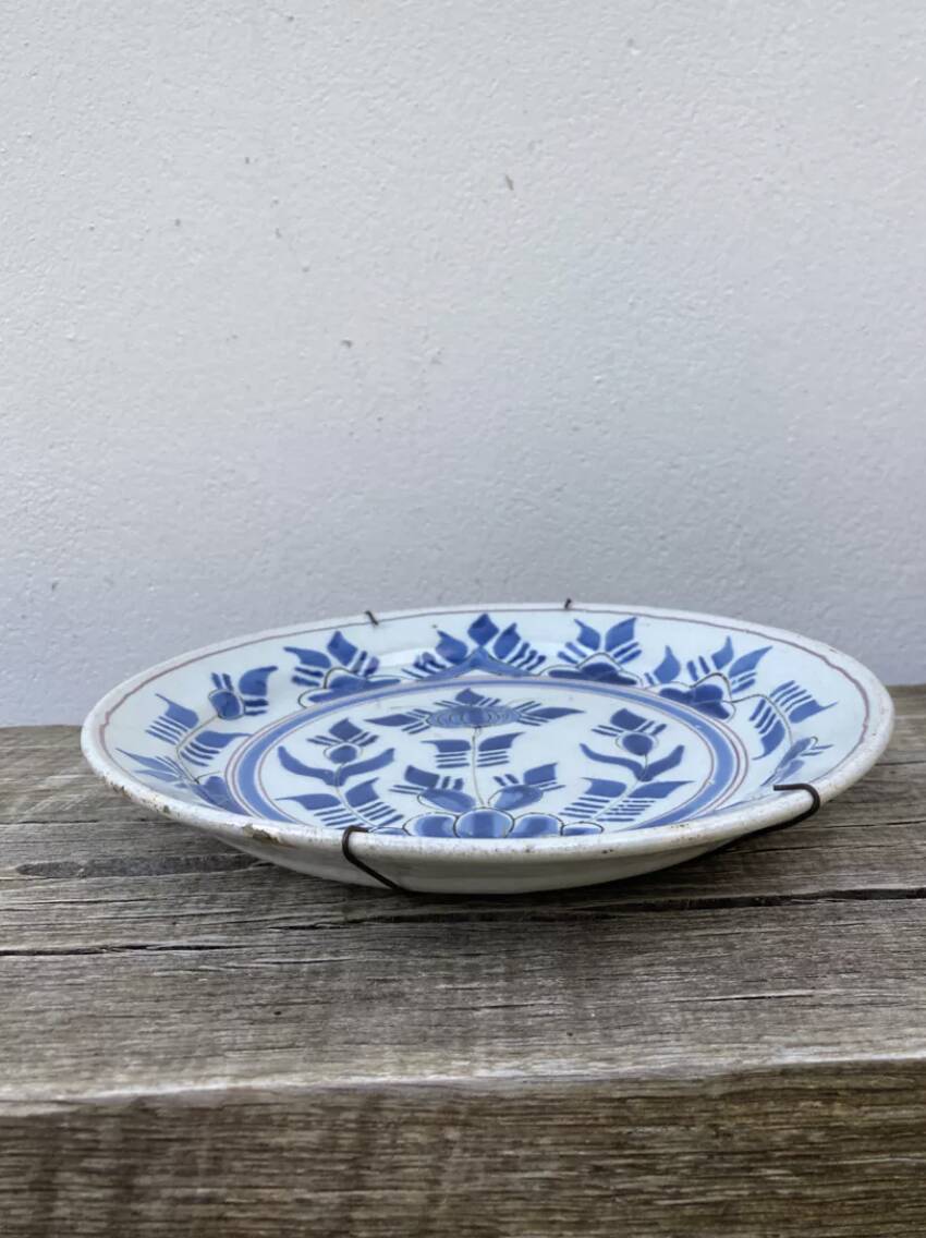 Decorative plate blue flowers