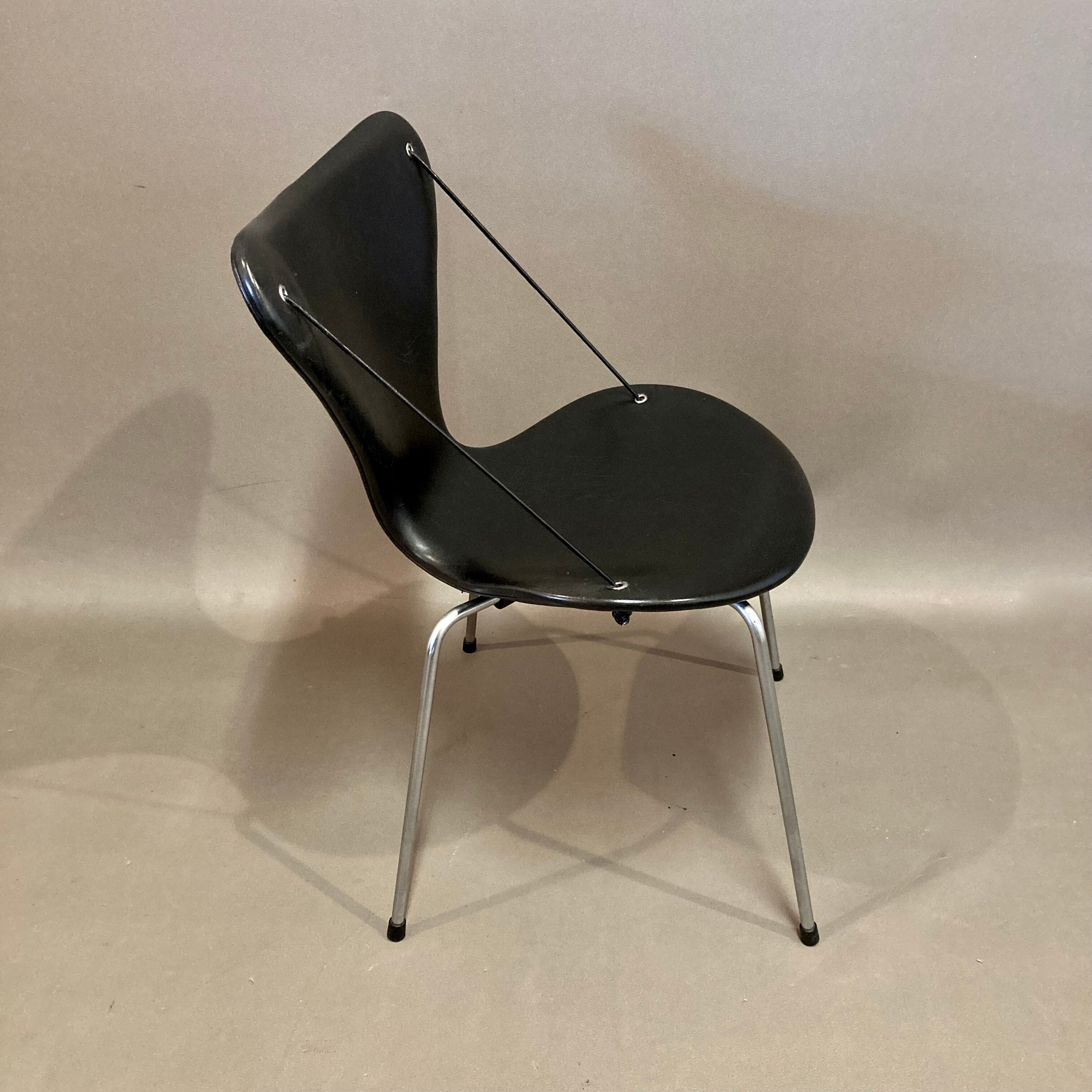 Set of 4 Arne Jacobsen chairs.