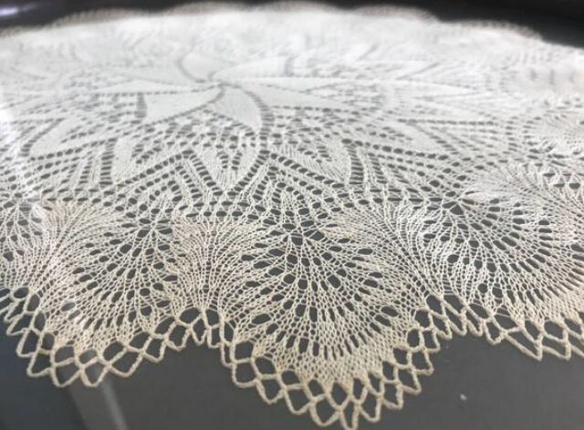 Plateau dentelle encadré antique dans le cadre d’acajou