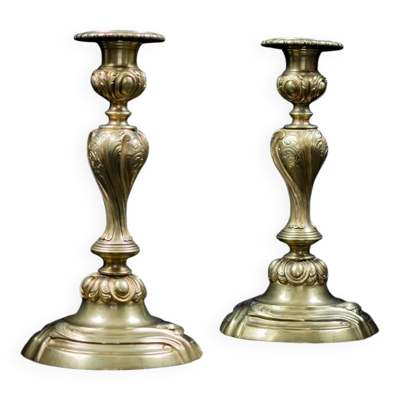 Paire de bougeoirs   flambeaux en bronze doré, style Louis XV — XIXe siècle