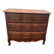 Commode en bois à trois tiroirs, style Louis XV, poignées en laiton