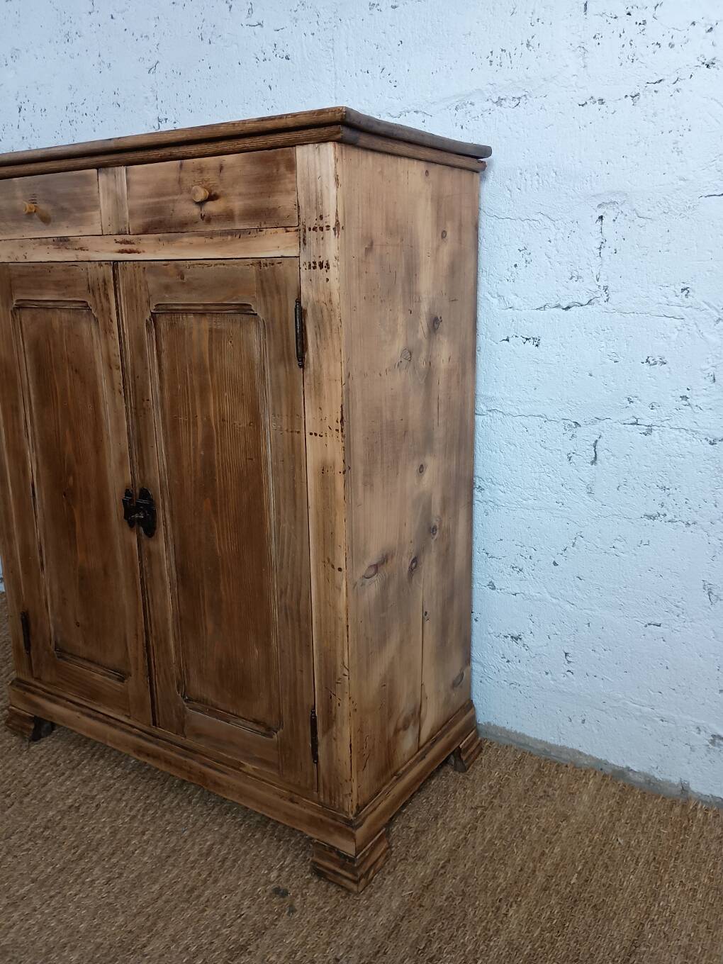 Buffet parisien vintage en pin