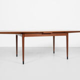 Table à manger danoise du milieu du siècle en teck et chaussettes noires par Niels Otto Møller années 1960