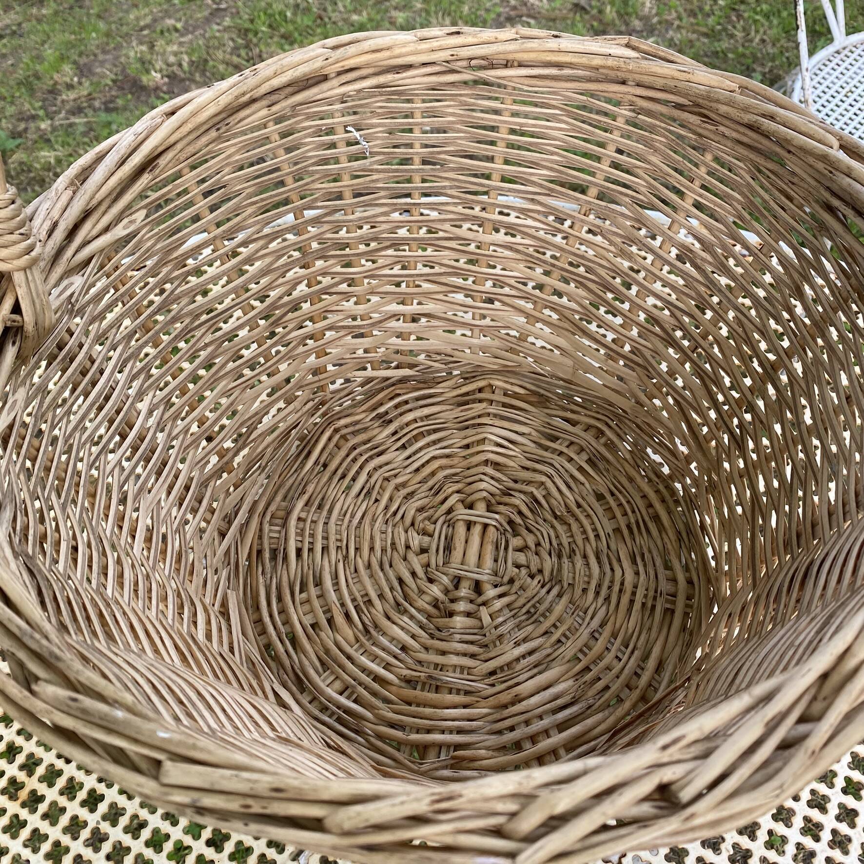 Light woven wicker round basket