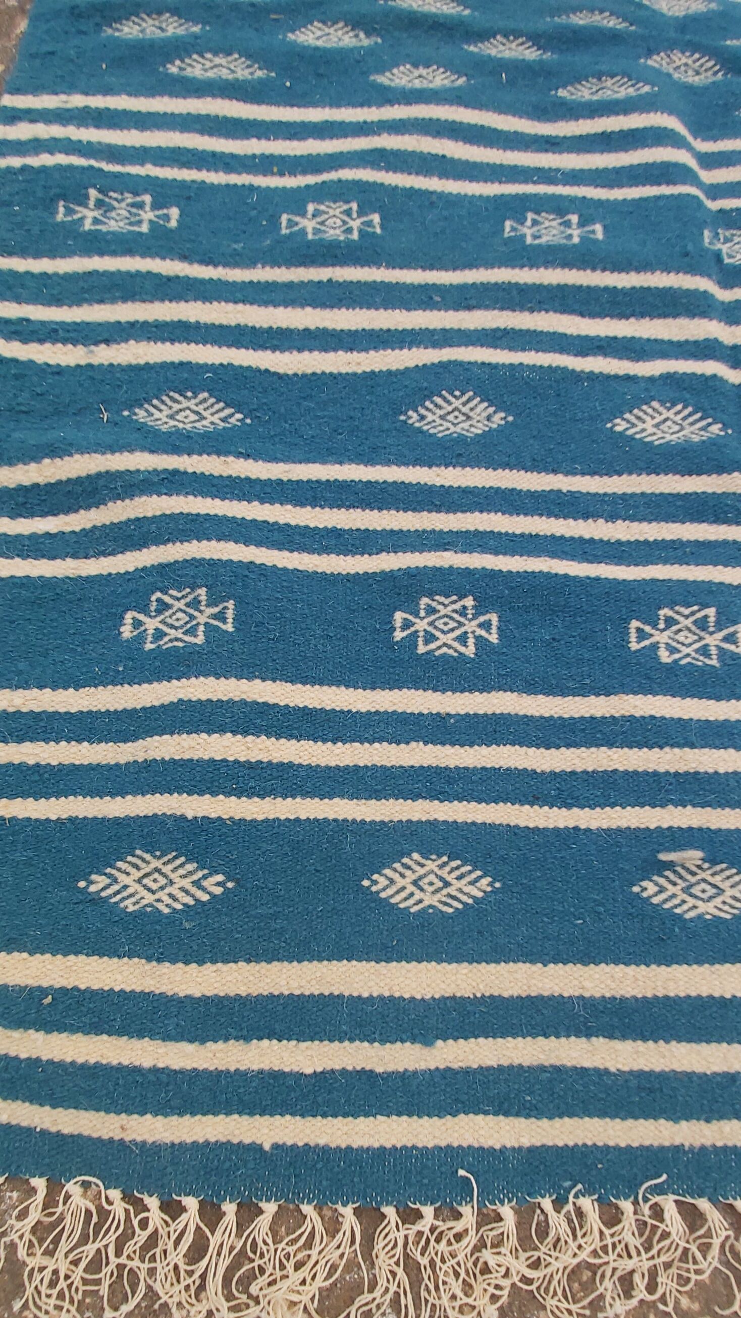 Tapis kilim traditionnel bleu et blanc fait main en pure laine - 195x115cm