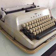 Triumph Gabriele 10 typewriting 1970
