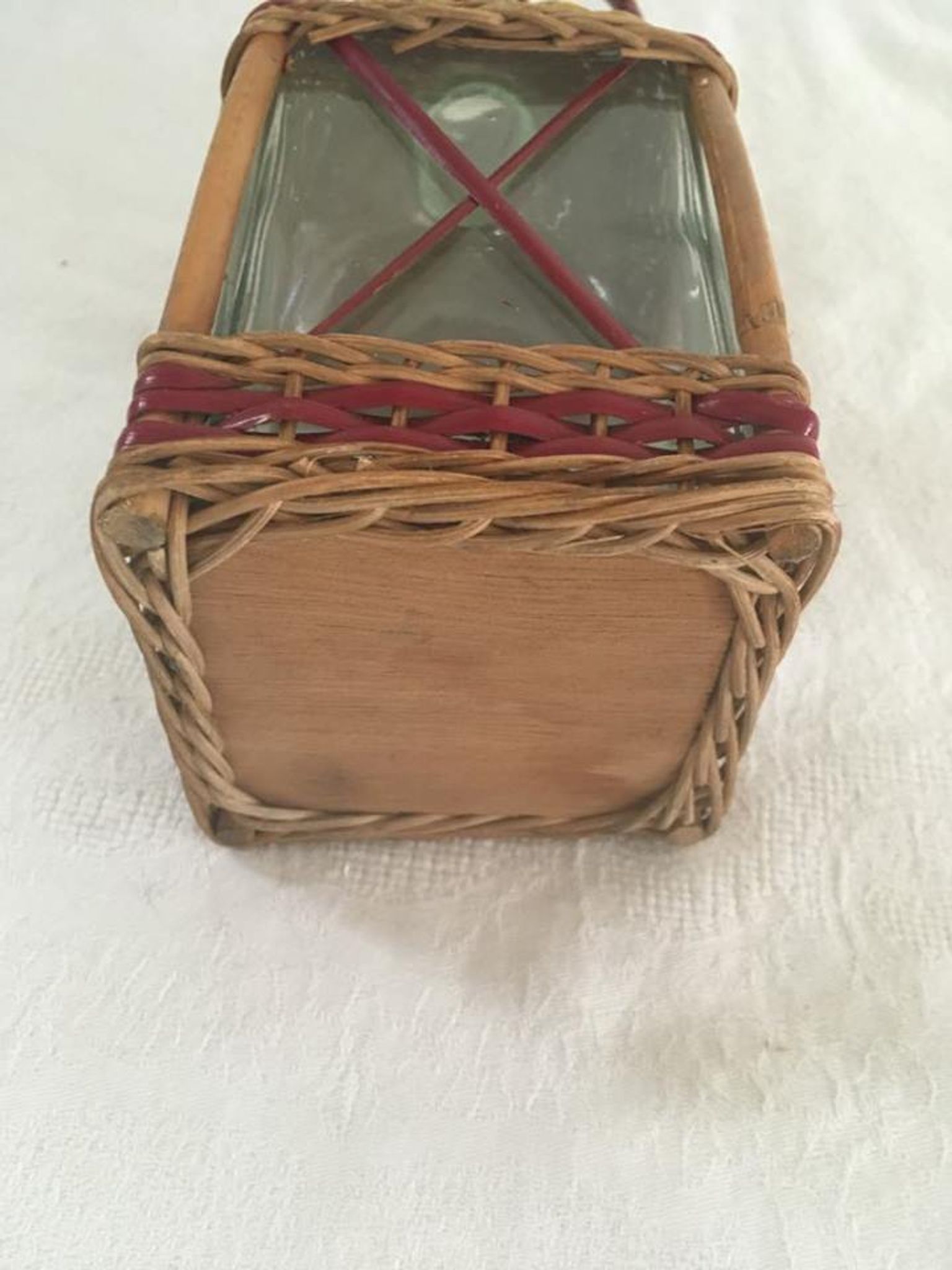 Bottle sheathed on the top and the low d wicker woven
