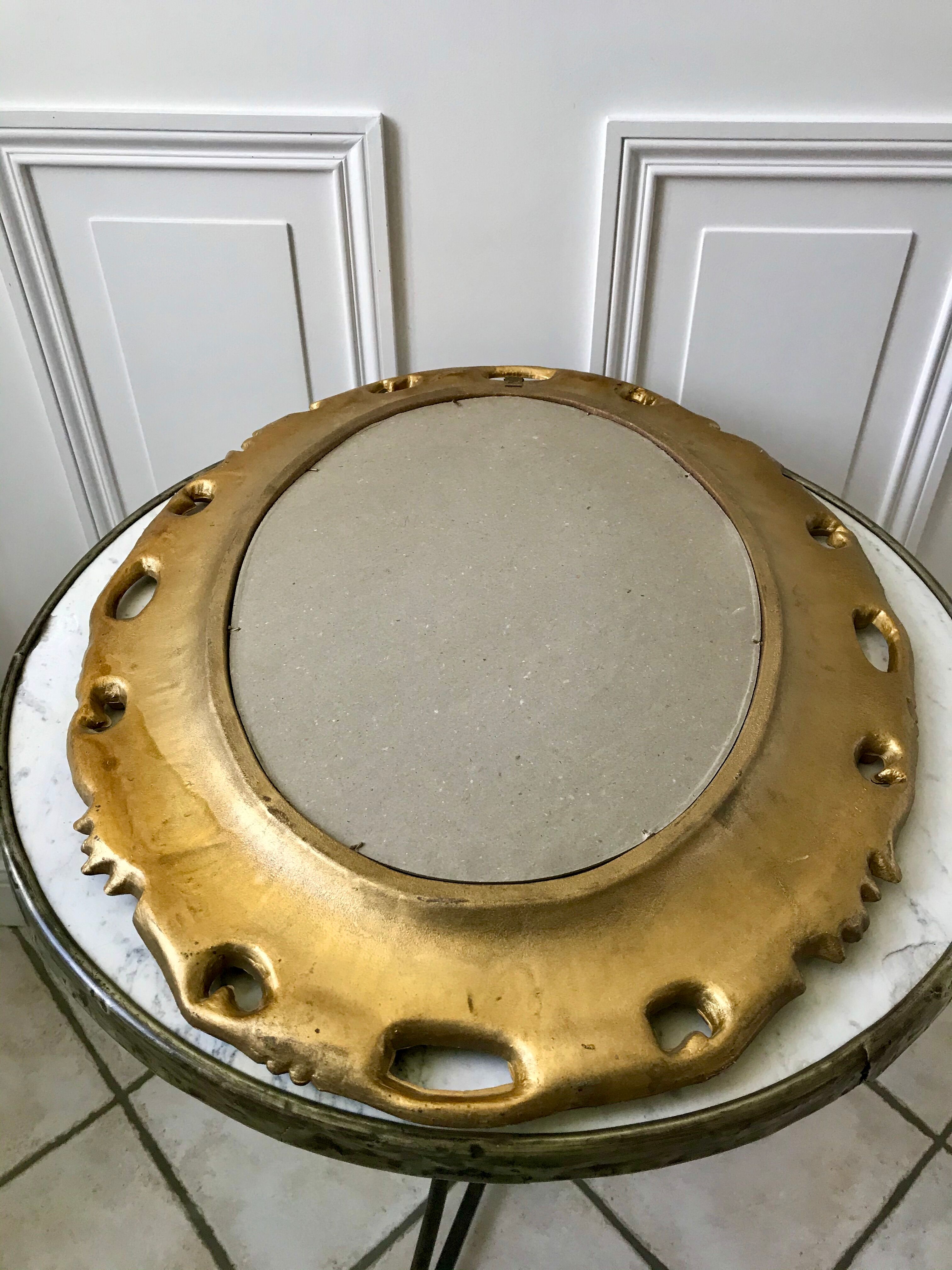 Miroir ovale médaillon en stuc doré années 70