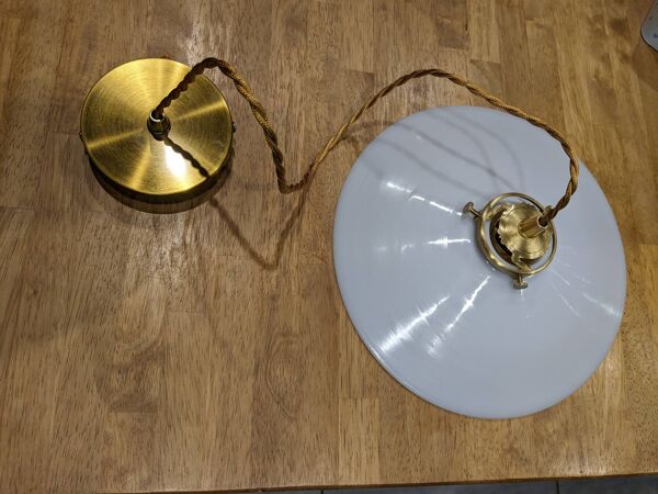 Suspension vintage en opaline blanche, luminaire élégant à lumière douce