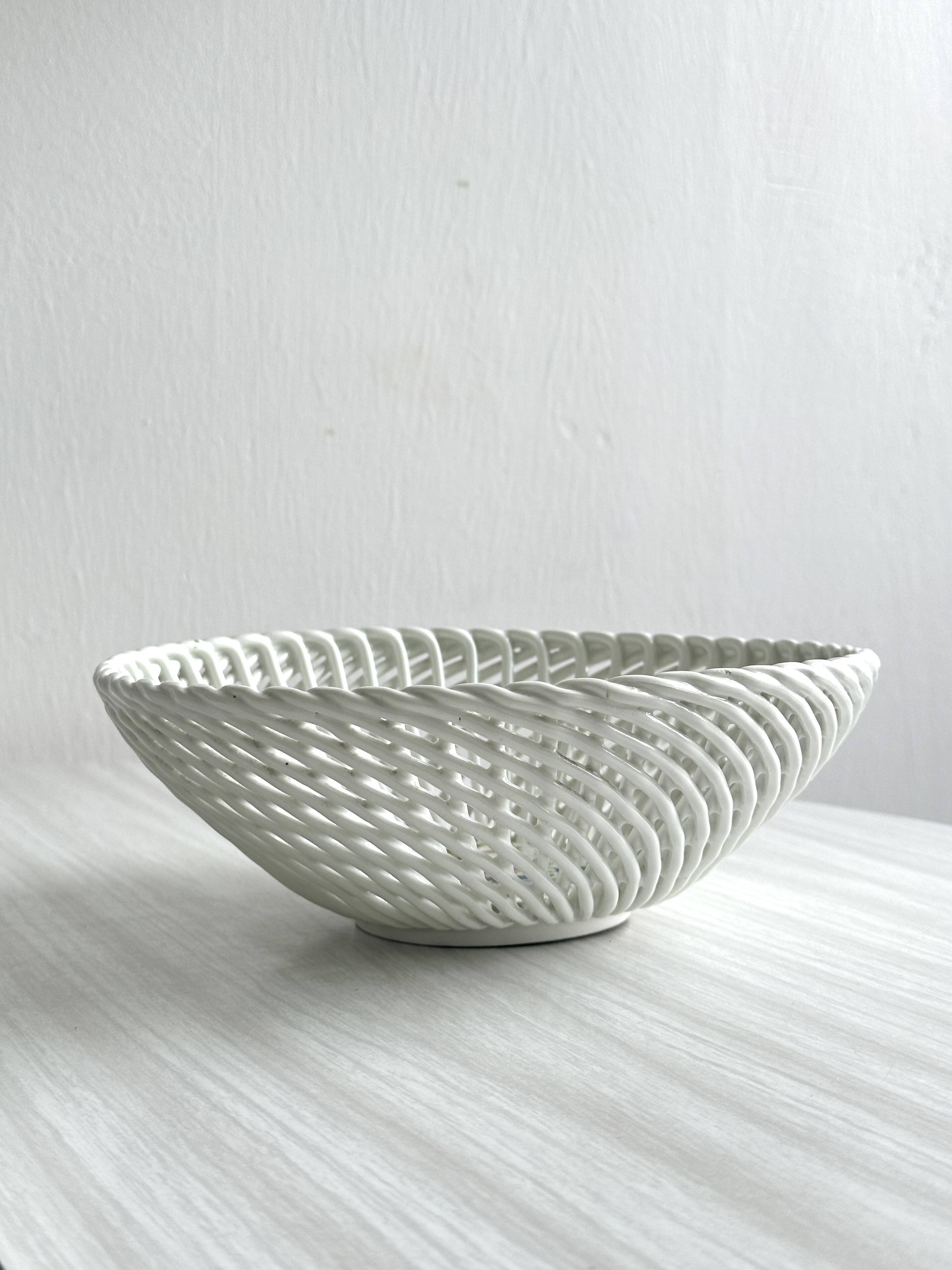 Coupe à fruits en porcelaine ajouré.