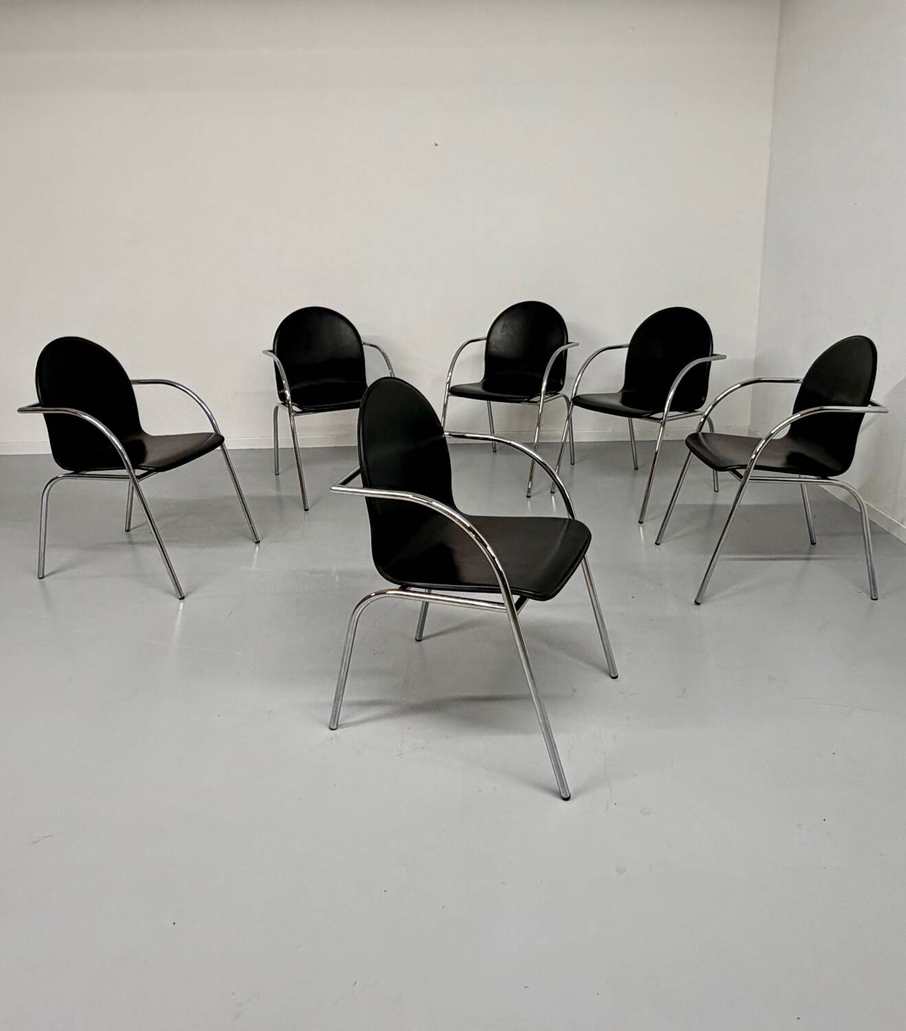 Lot 6 chaises en cuir noir et pied tubulaire design italien année 70