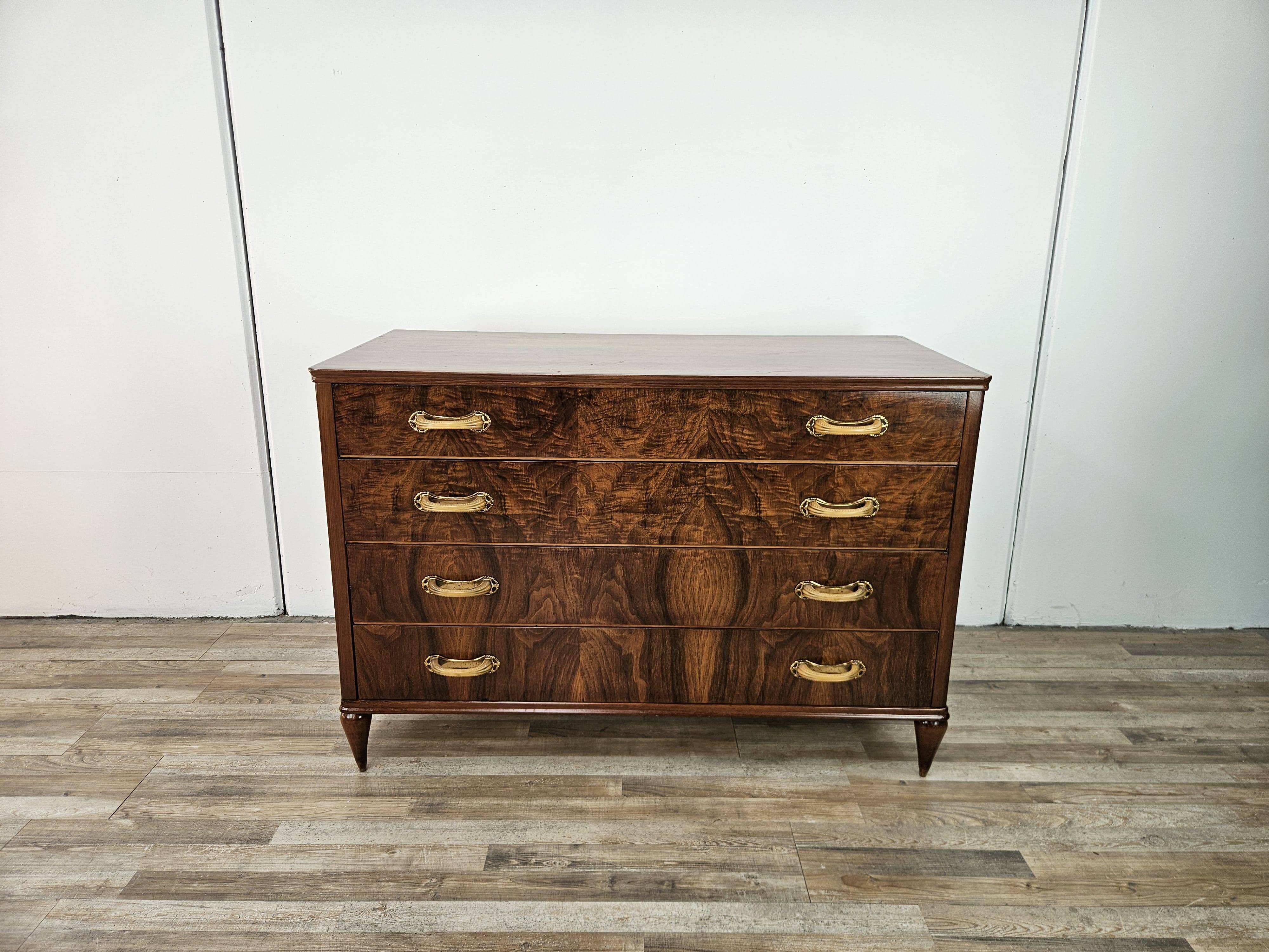 Art Decò chest of drawers in walnut burl with four drawers