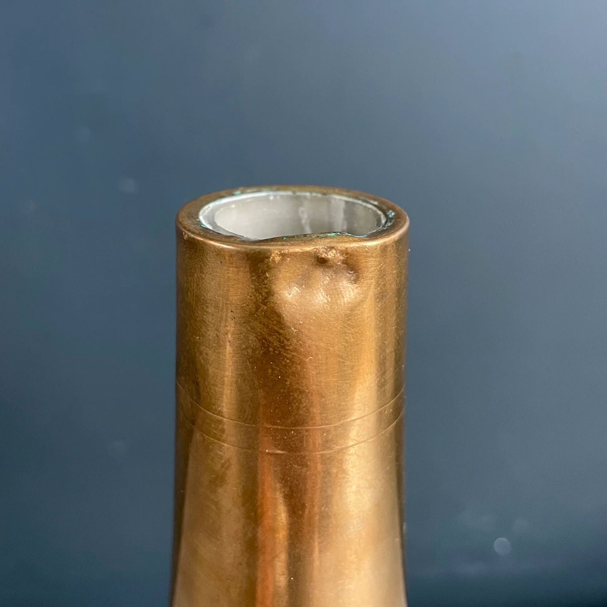 Bouteille flacon en verre ciselé et cuivre