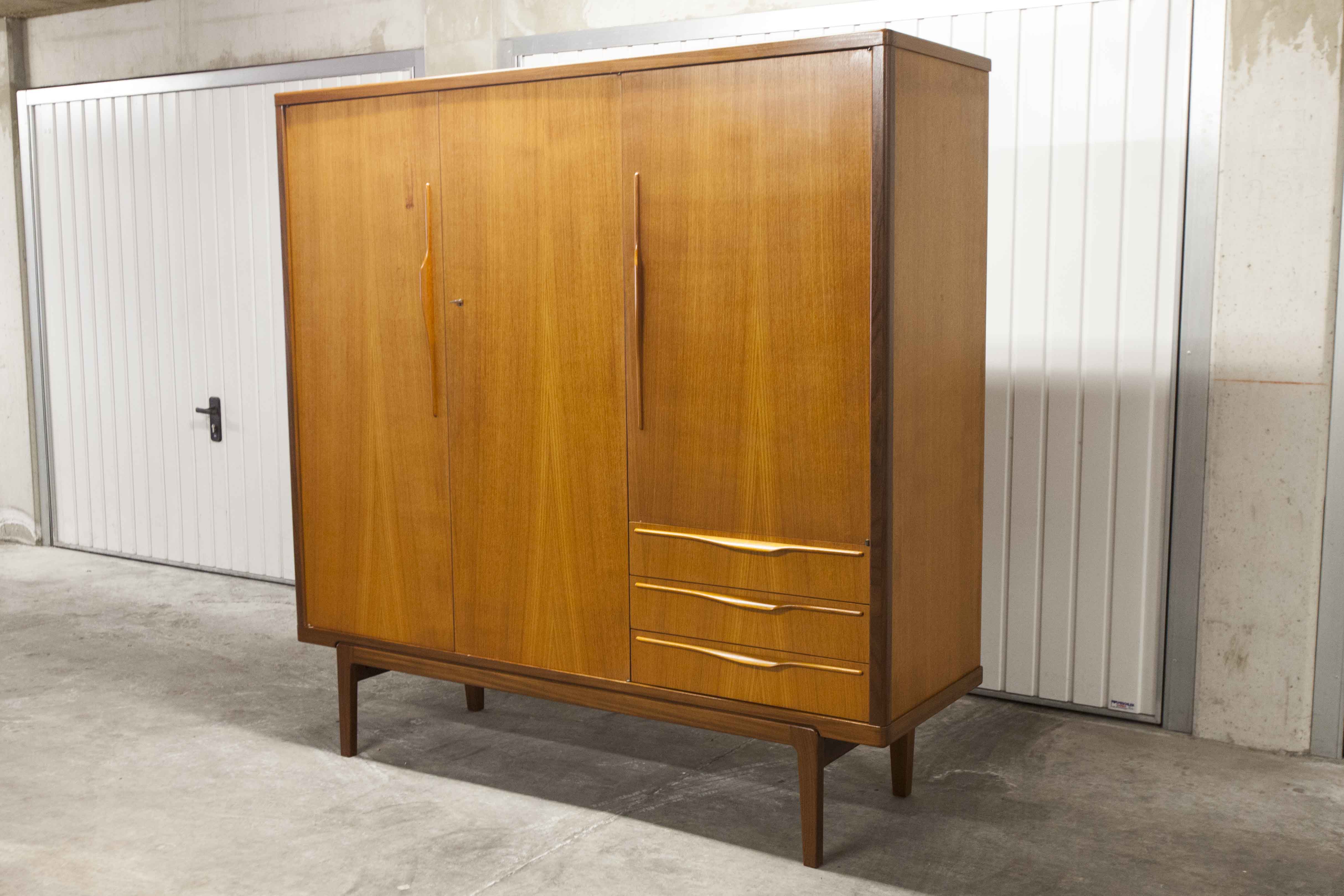 Armoire scandinave en teck 1969 NF Ameublement 202