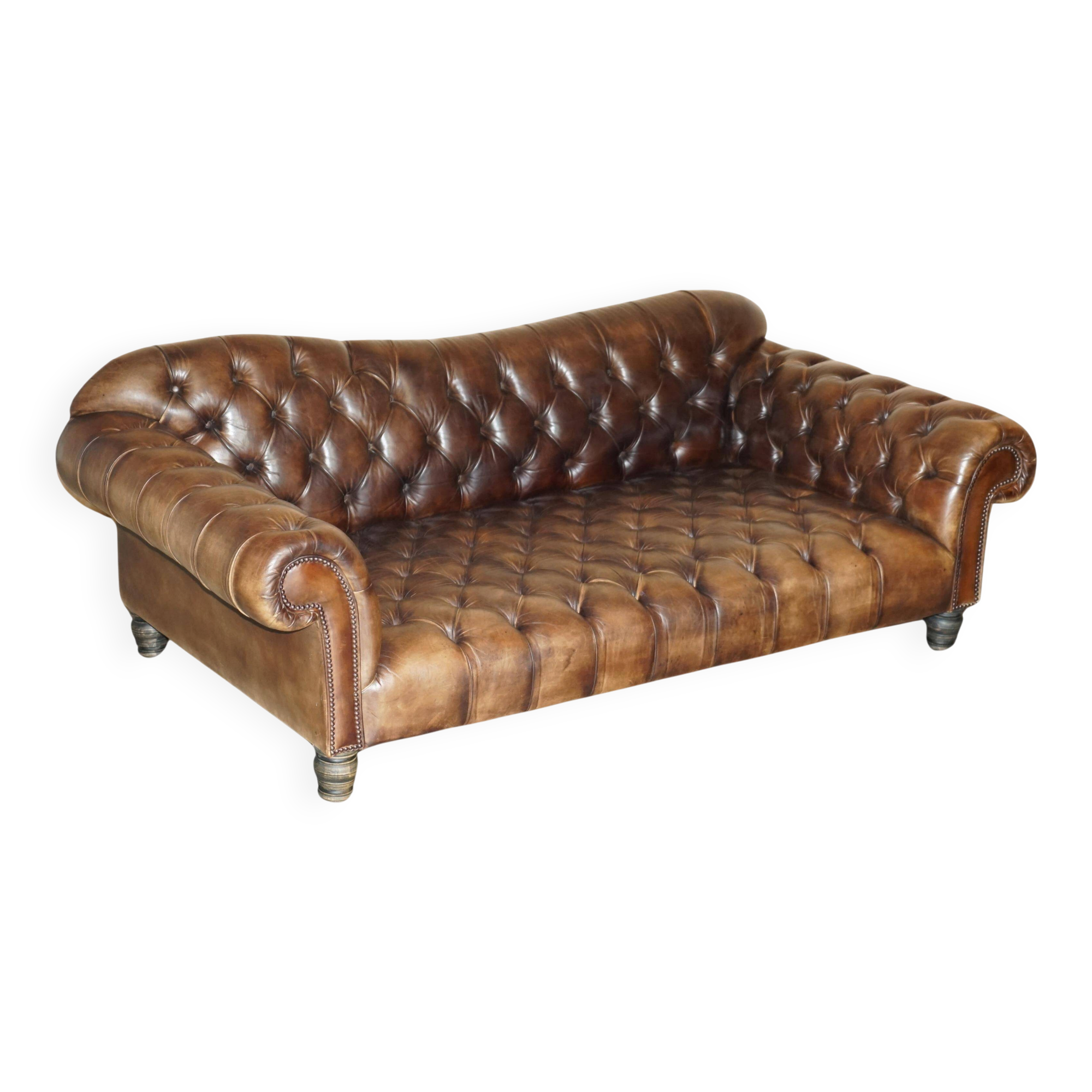 Vintage oversized Chesterfield canapé in hand-dyed leather.