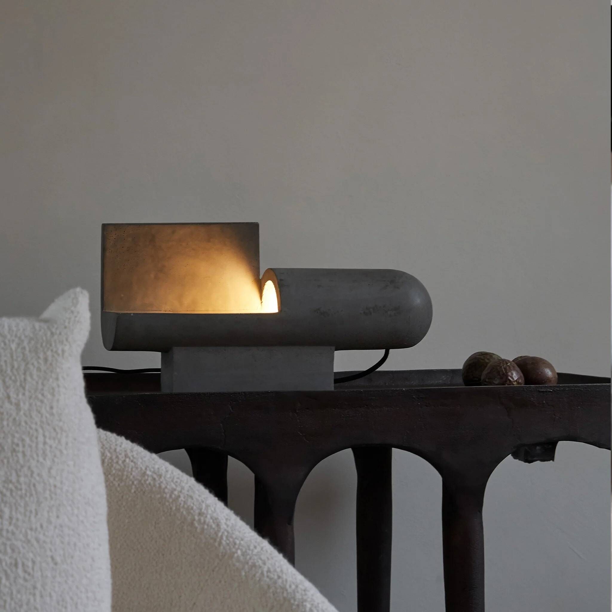 Lampe de table brutaliste en béton, œuvre contemporaine.