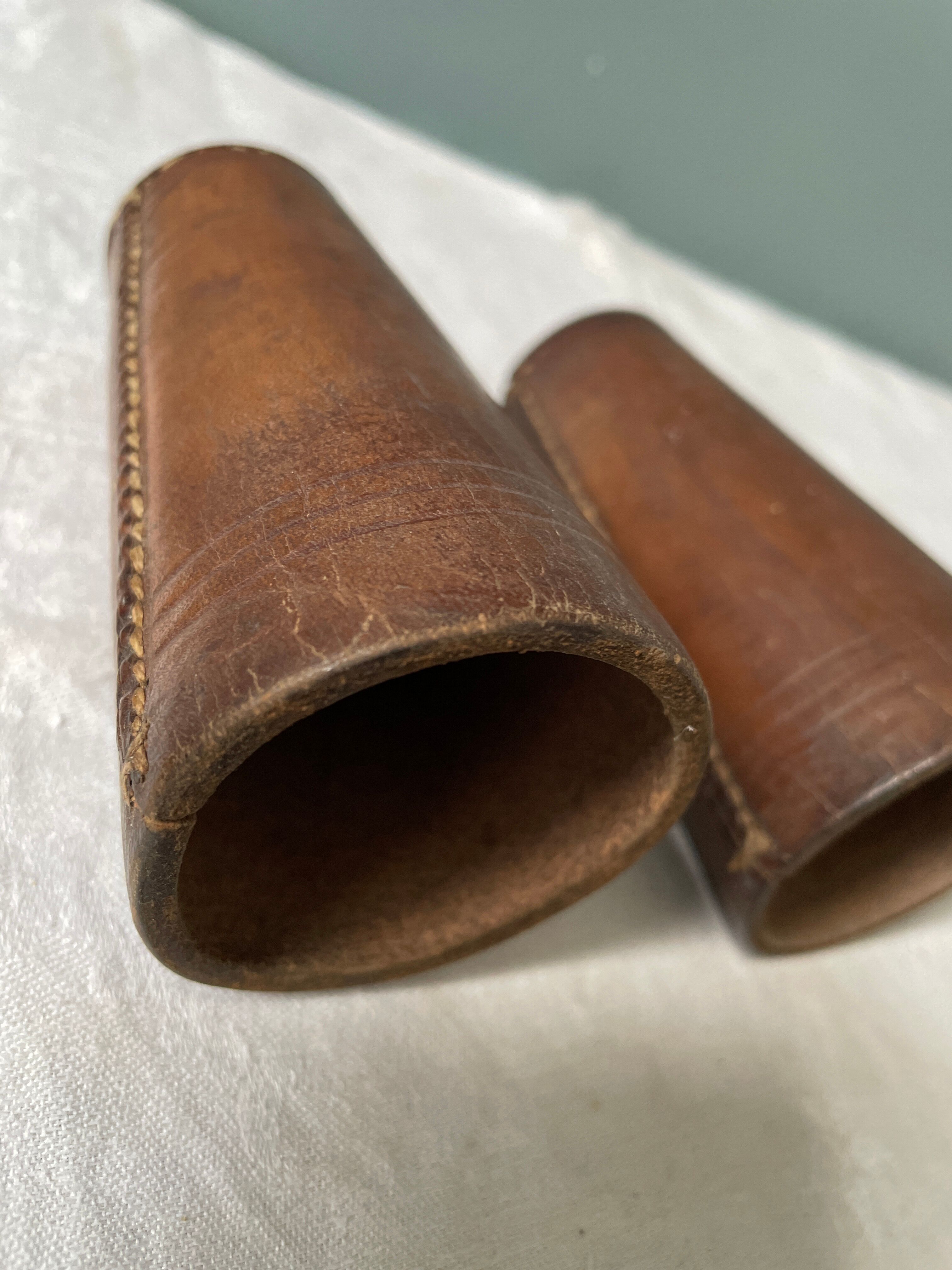 Paire de gobelets à dés en cuir, début XXème