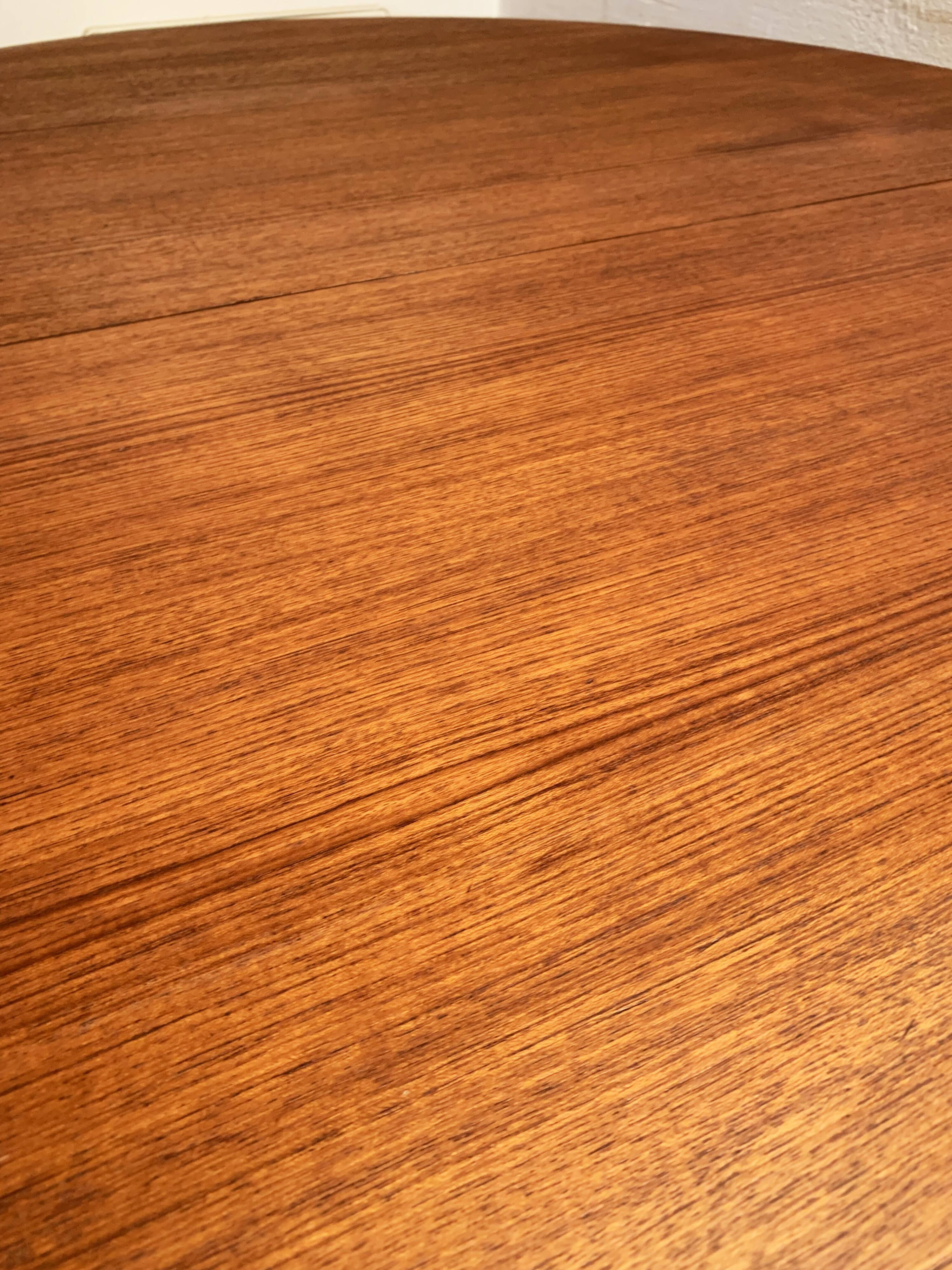 Round dining table with Scandinavian and Danish design in extendable teak from the 60s