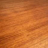 Round dining table with Scandinavian and Danish design in extendable teak from the 60s