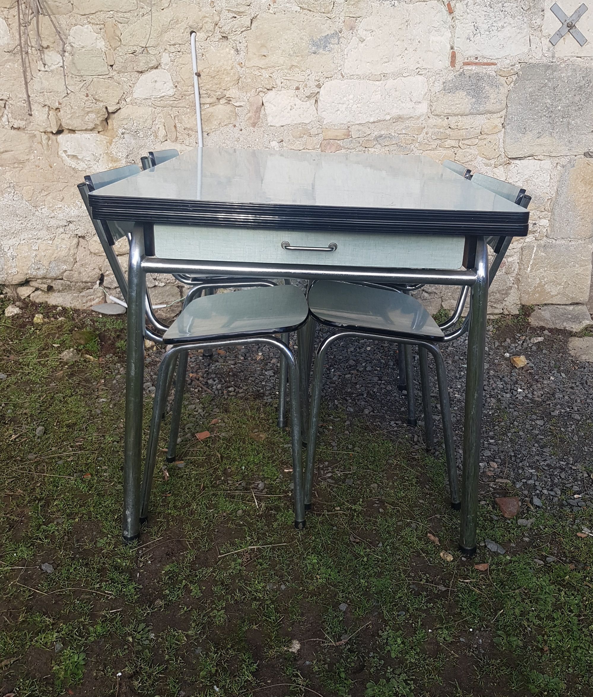Table formica and its 4 chairs