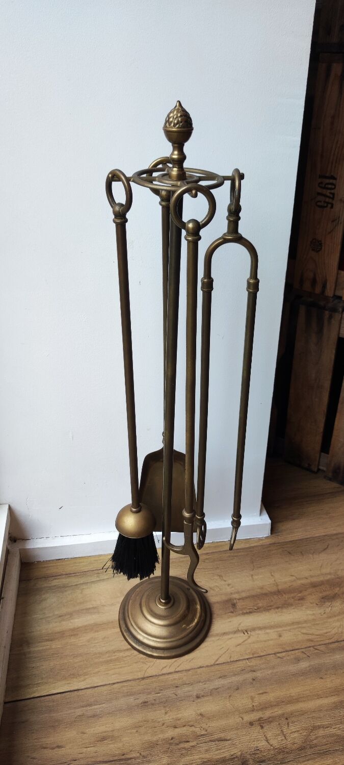 Solid brass fireplace servant 4 accessories.