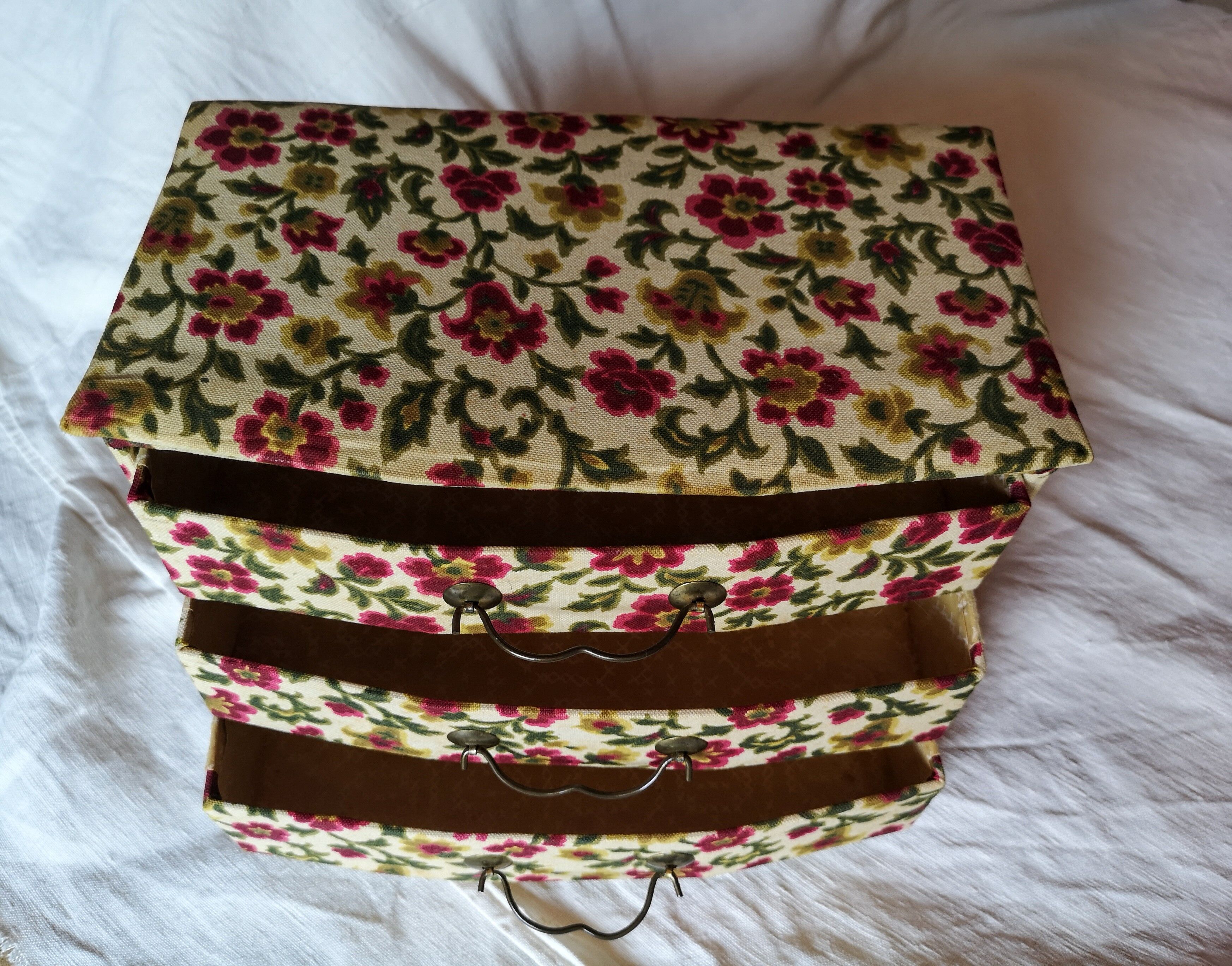Vintage mini-chest of drawers, made of fabric to store your jewelry
