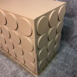 Commode en bois laqué beige et laiton, XXIe siècle