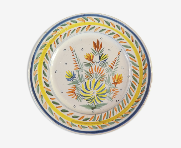 Assiette en faience Hr Quimper décor floral peint a la main