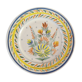 Assiette en faience Hr Quimper décor floral peint a la main