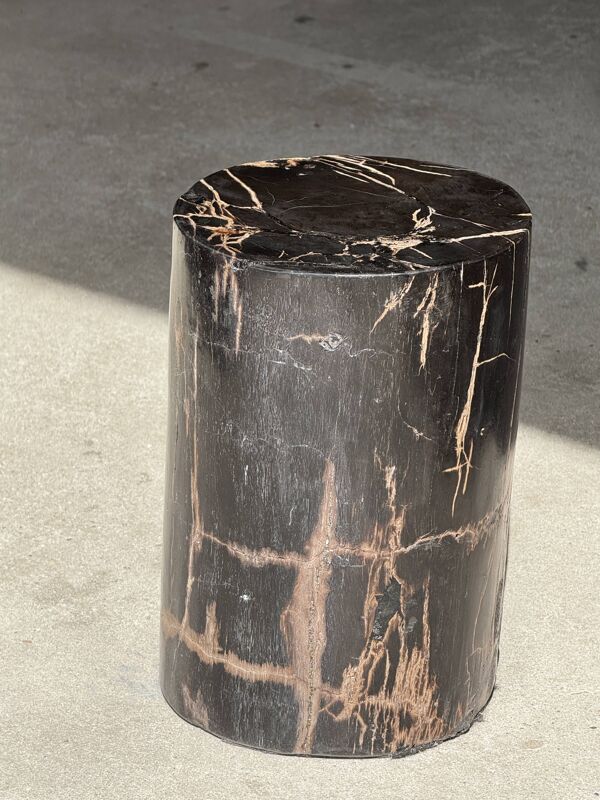 Petite table d'appoint en bois pétrifié noire stries beiges H28 D18 - 3347