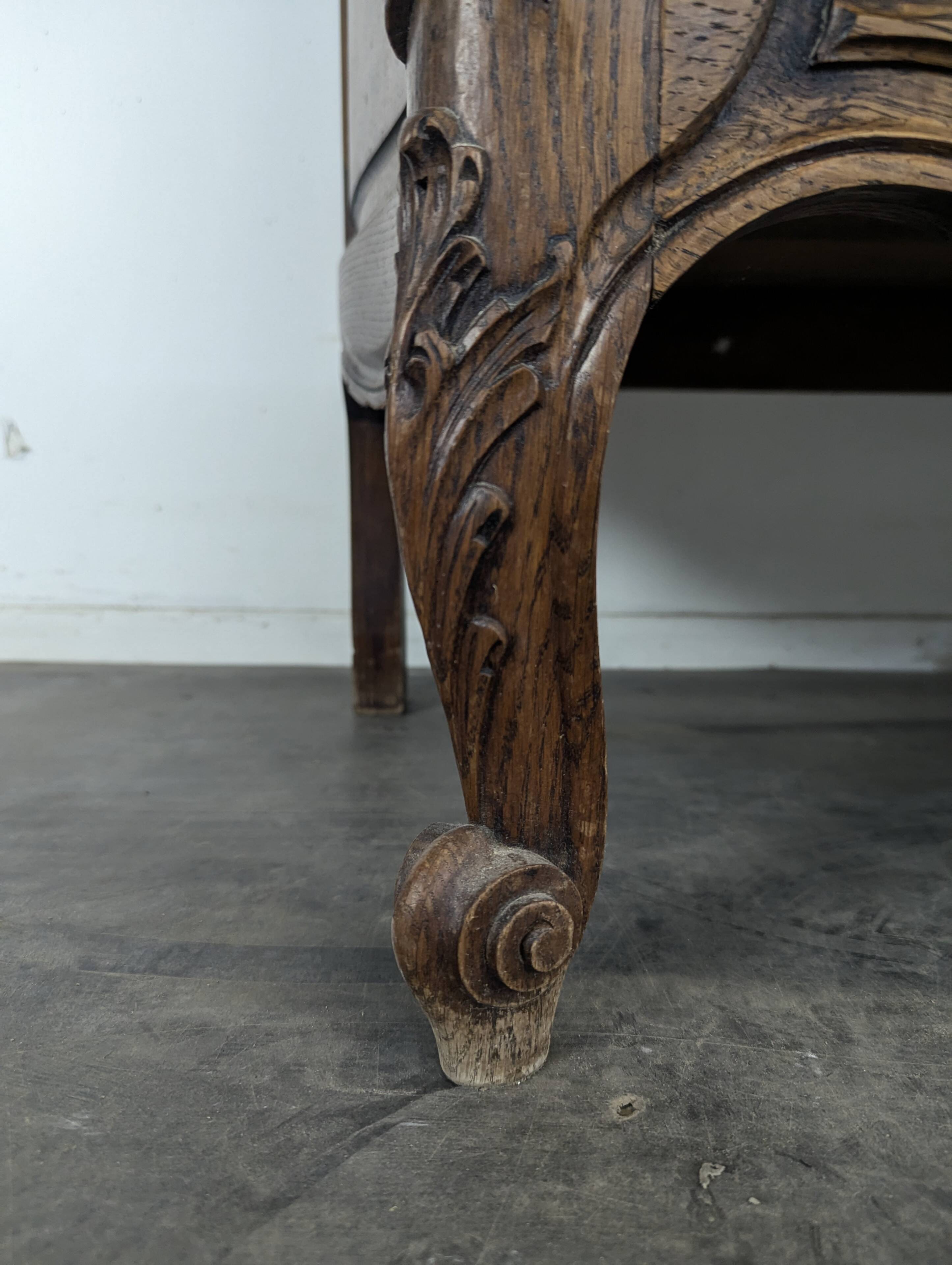 Commode néo rustique galbée richement sculptée