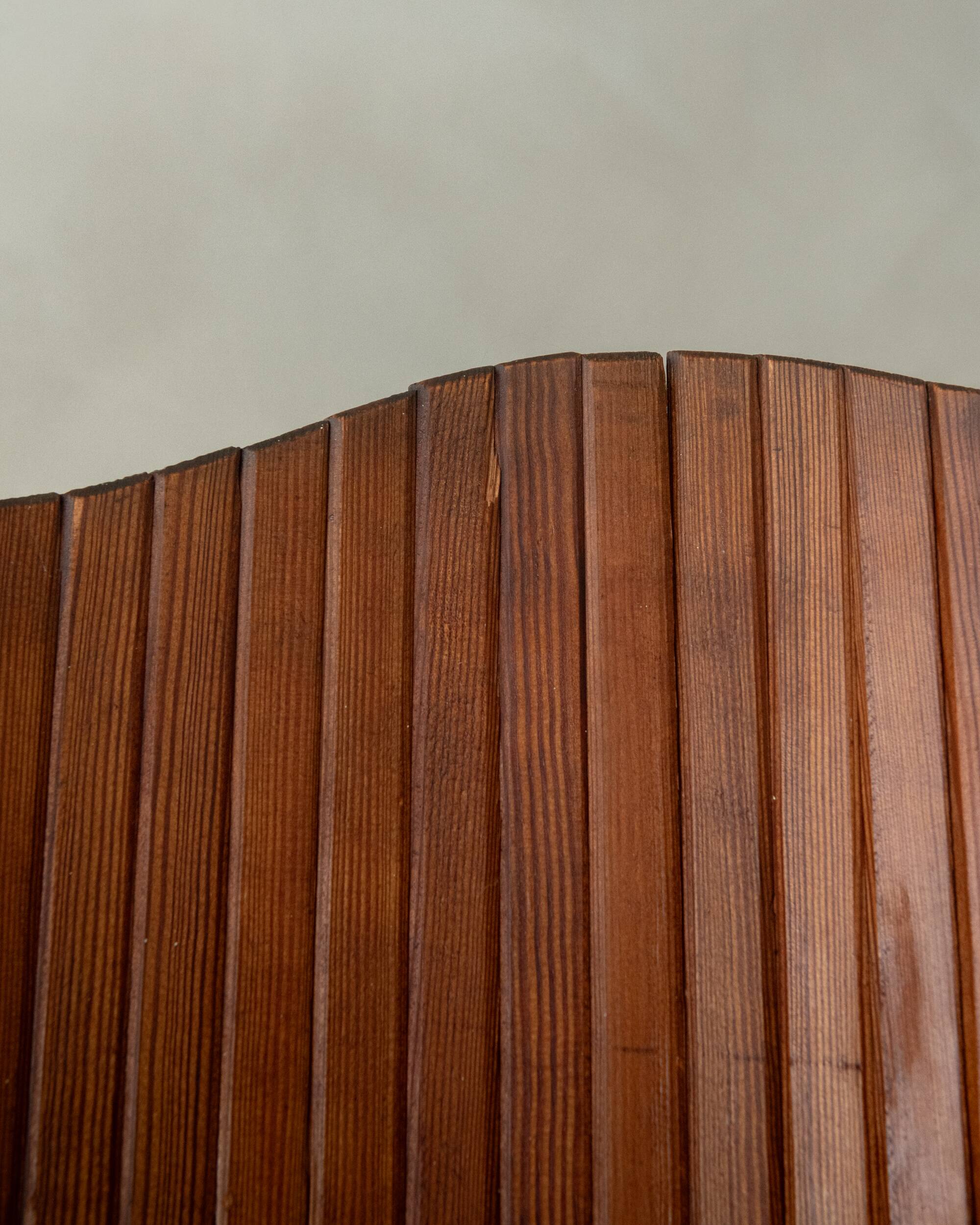 Paravent en pin patiné Art Déco par Jomain Baumann pour Baumann, France.