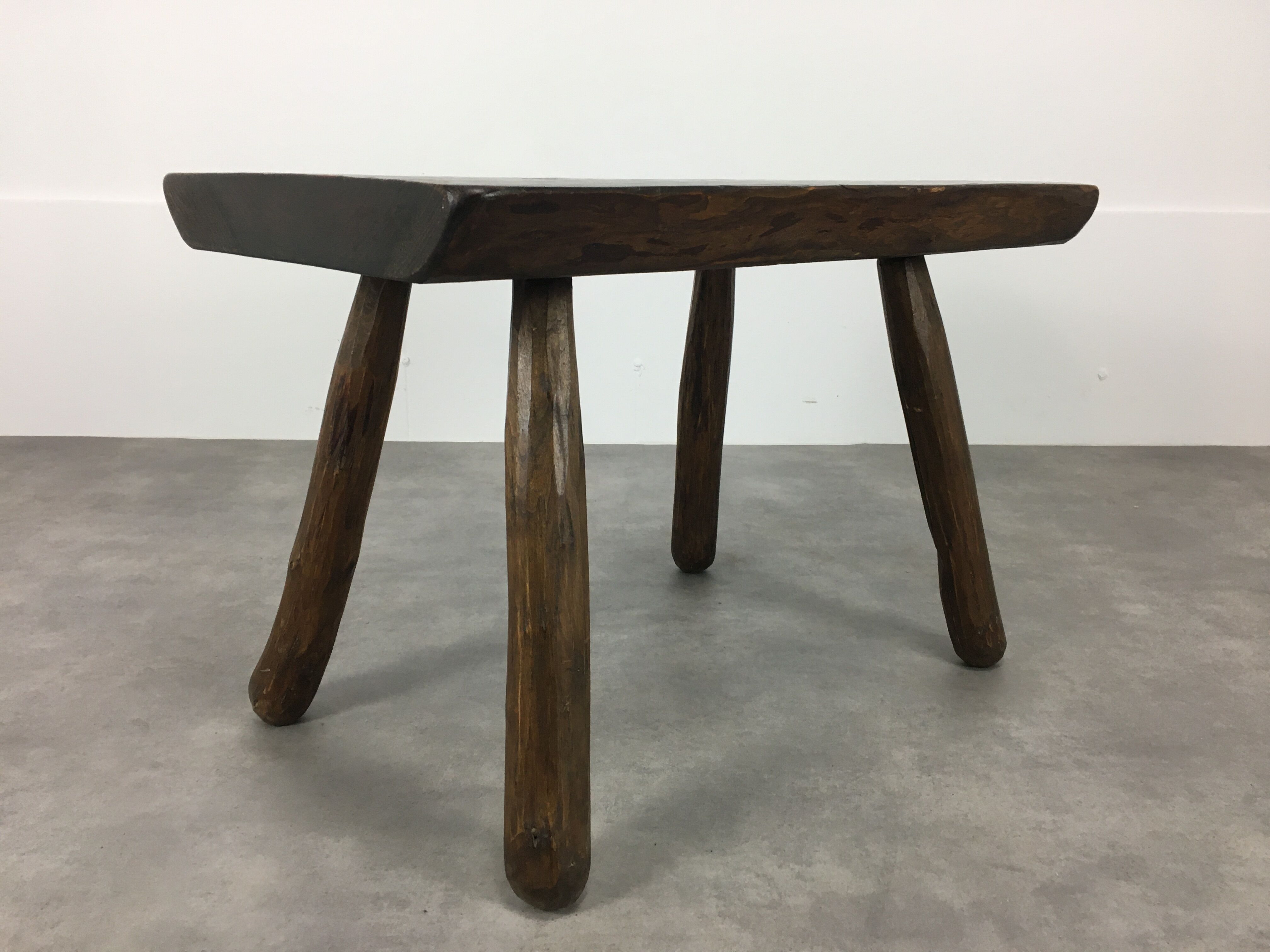 Coffee table brutalizes solid wood, tree trunk