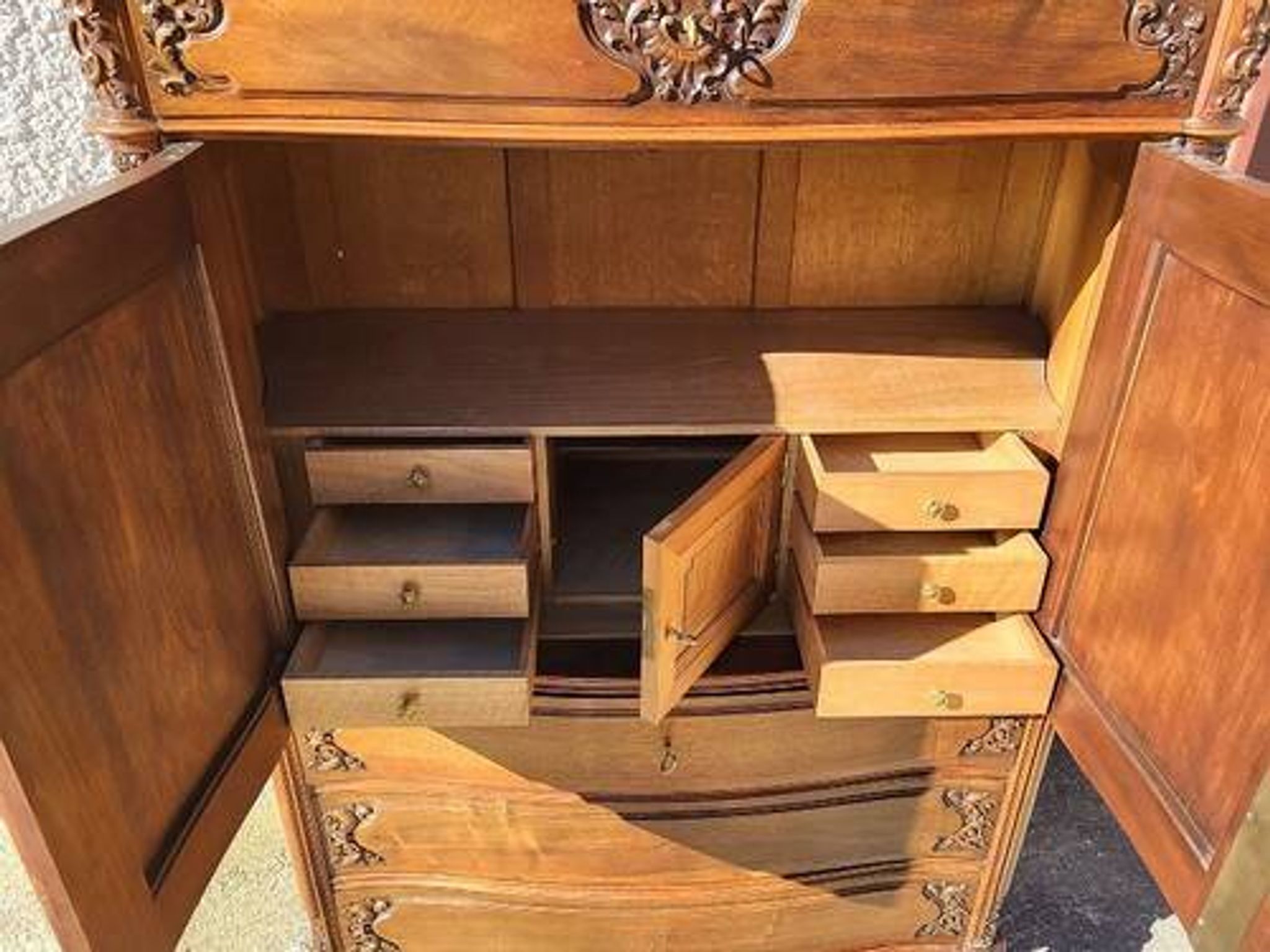 Meuble cabinet rocaille en noyer