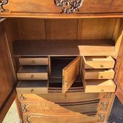Meuble cabinet rocaille en noyer