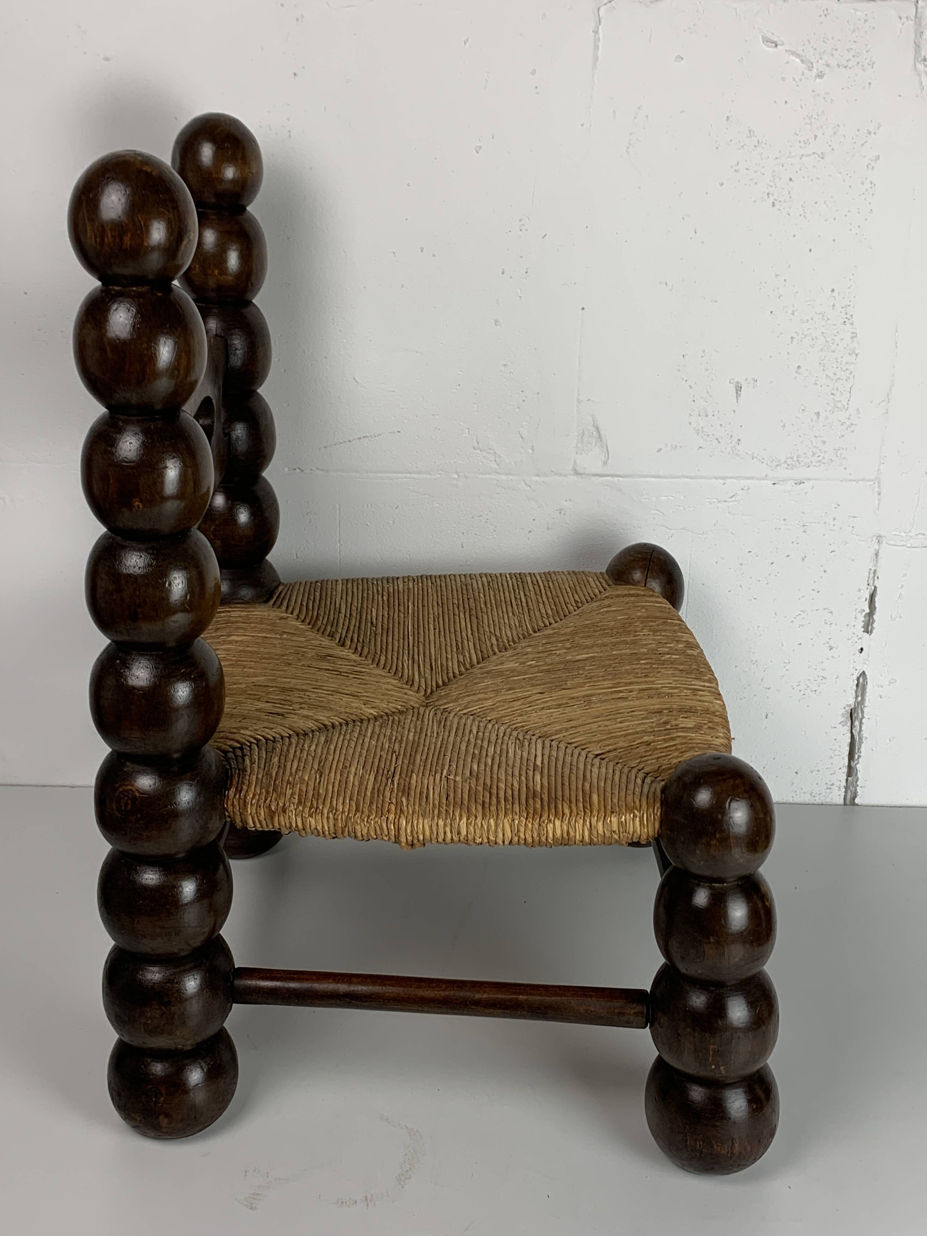Chaise basse en bois tourné dans le style de Charles Dudouyt, France, années 1950
