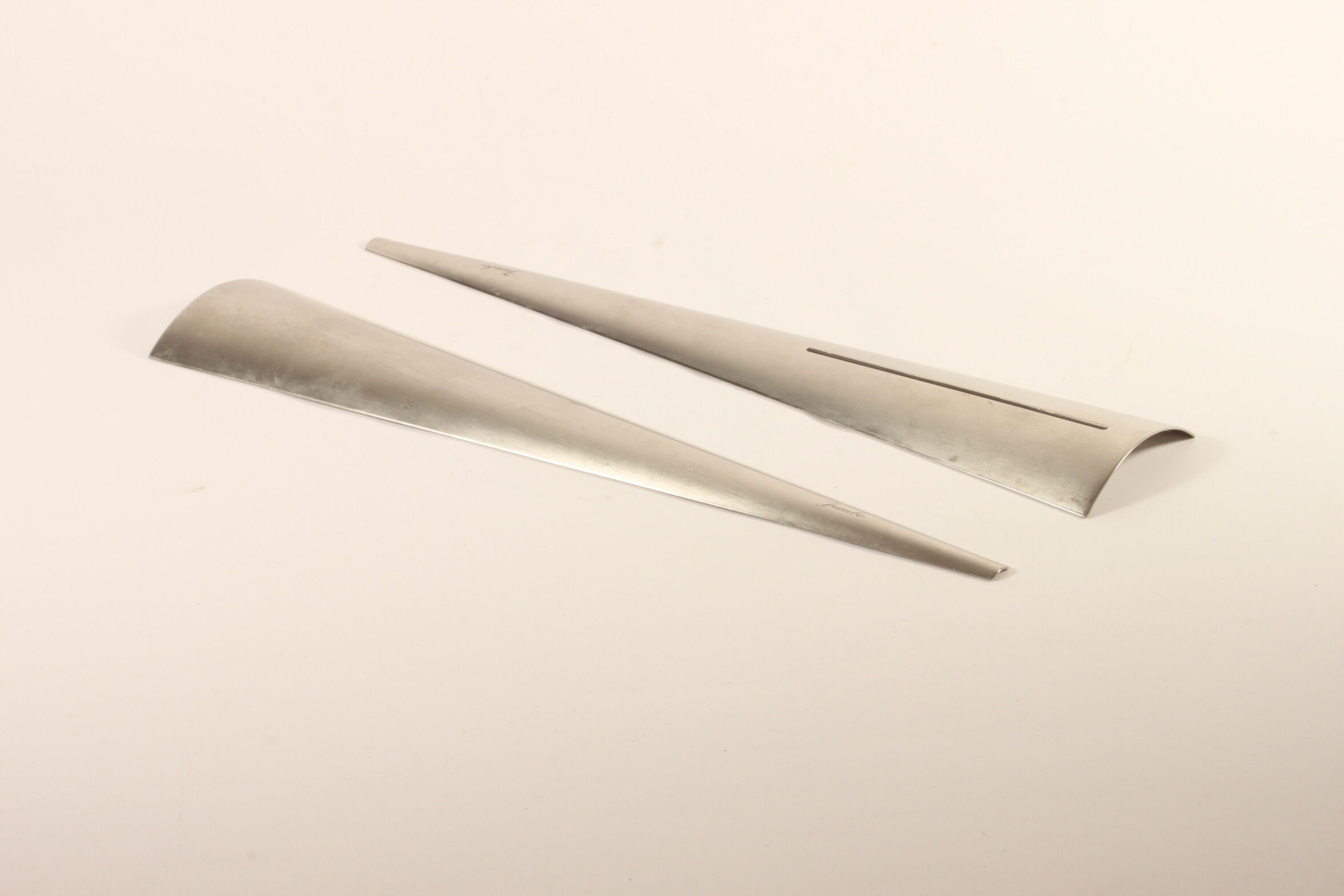 Minimalist triangular salad serving spoons by Jumbo.