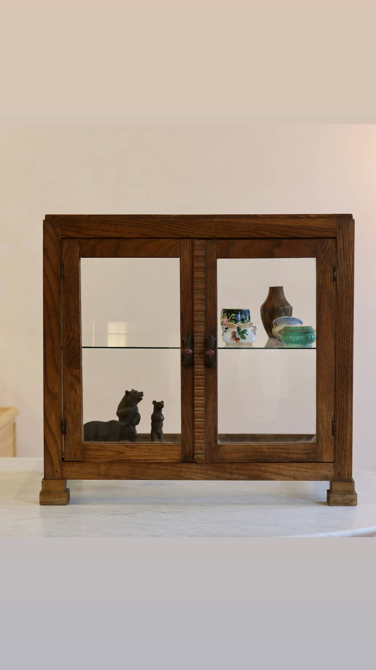 Art Deco table display cabinet in oak, fully glazed with a glass shelf.