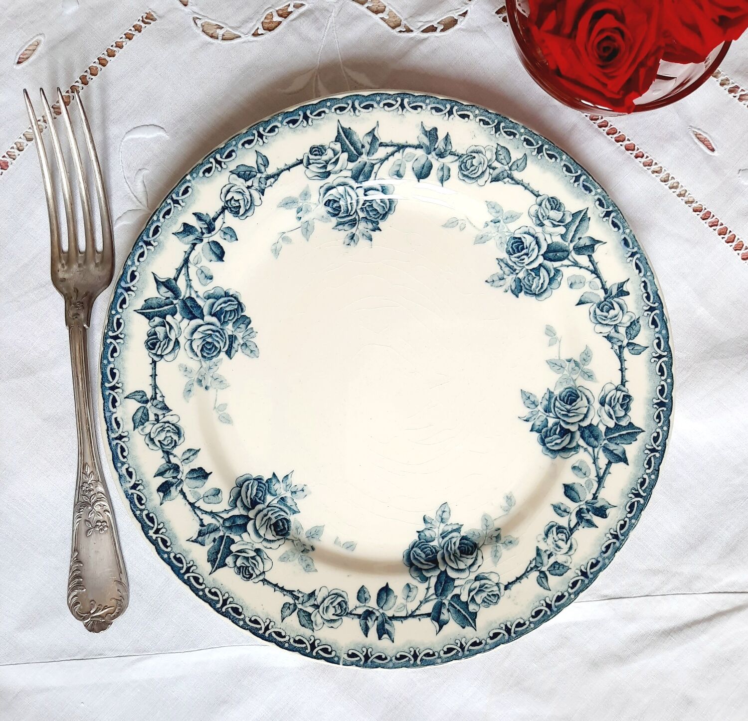Old flat plates mismatched in iron earth accompanied by a serving dish
