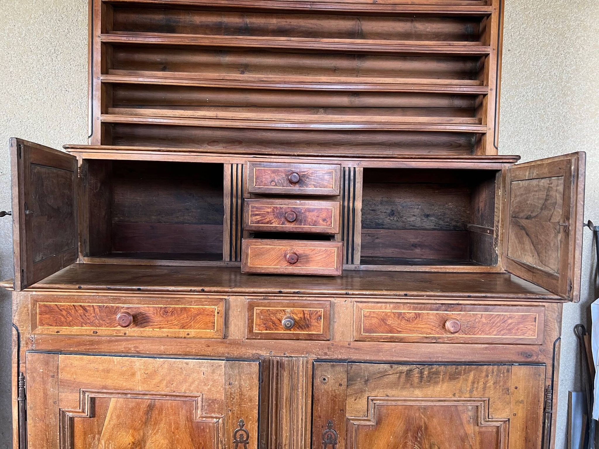 Vaisselier Dauphinois XIXe en merisier, buffet 2 corps
