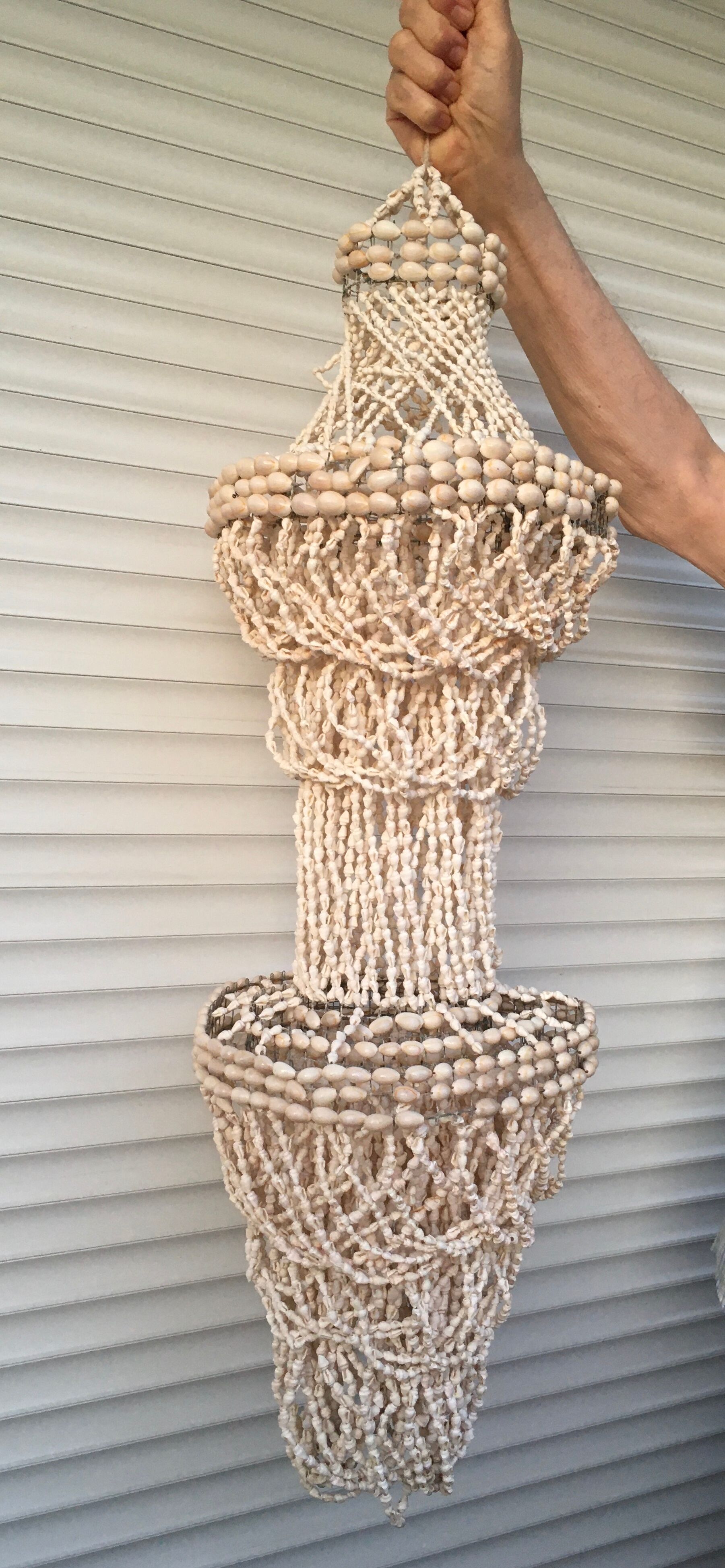 Hanging lampshade in cauri shells