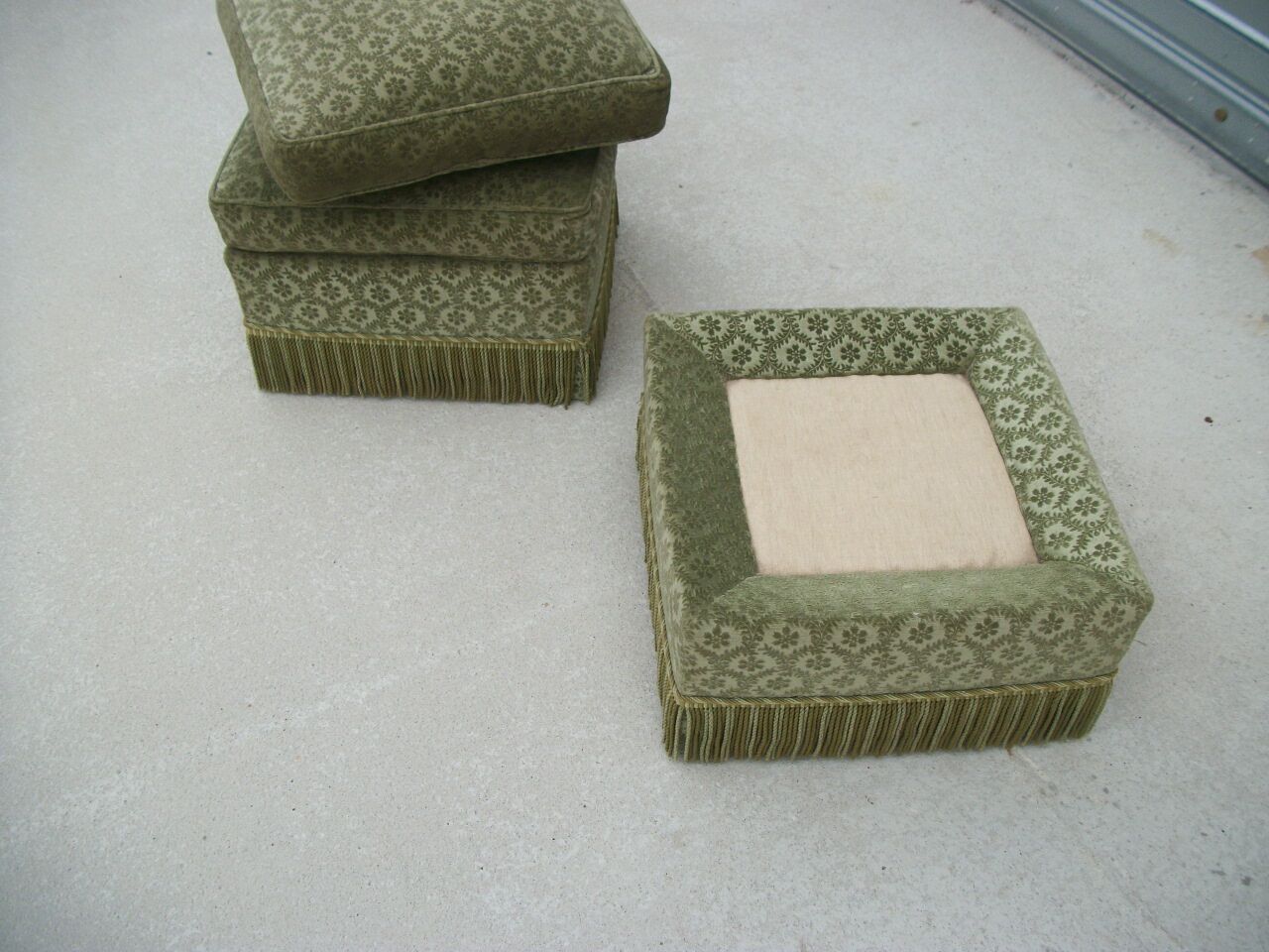 2 poufs