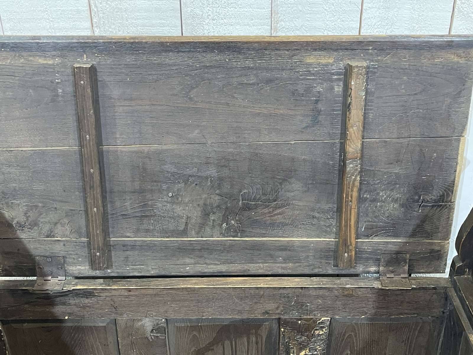 Breton bank chest from the early 20th century in oak and chestnut.